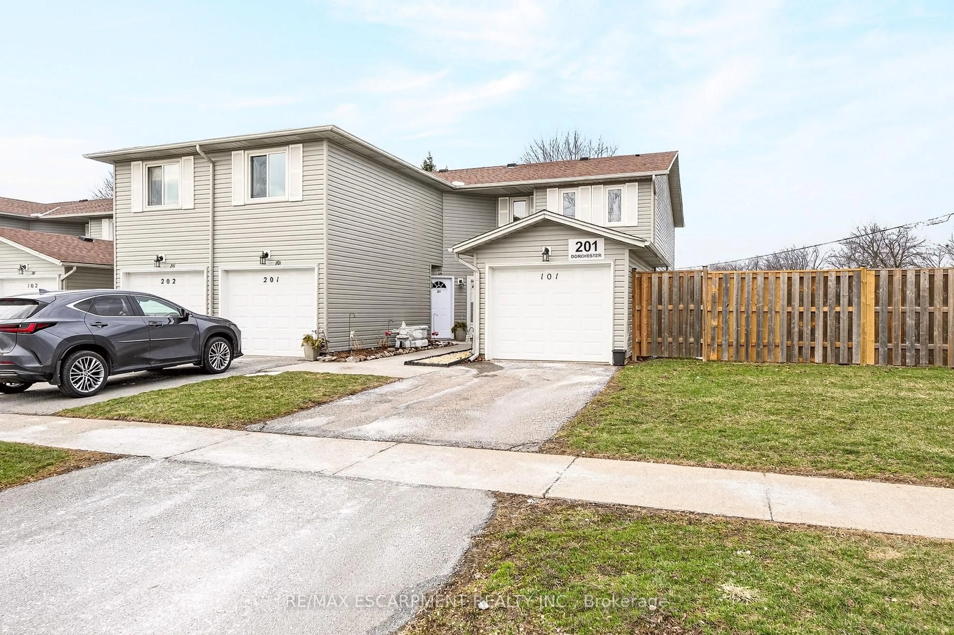 A pic from outside/outdoor area/front of a property/back of a property/a pic from drone, street for 201 DORCHESTER Blvd #101, St. Catharines Ontario L2M 7W1