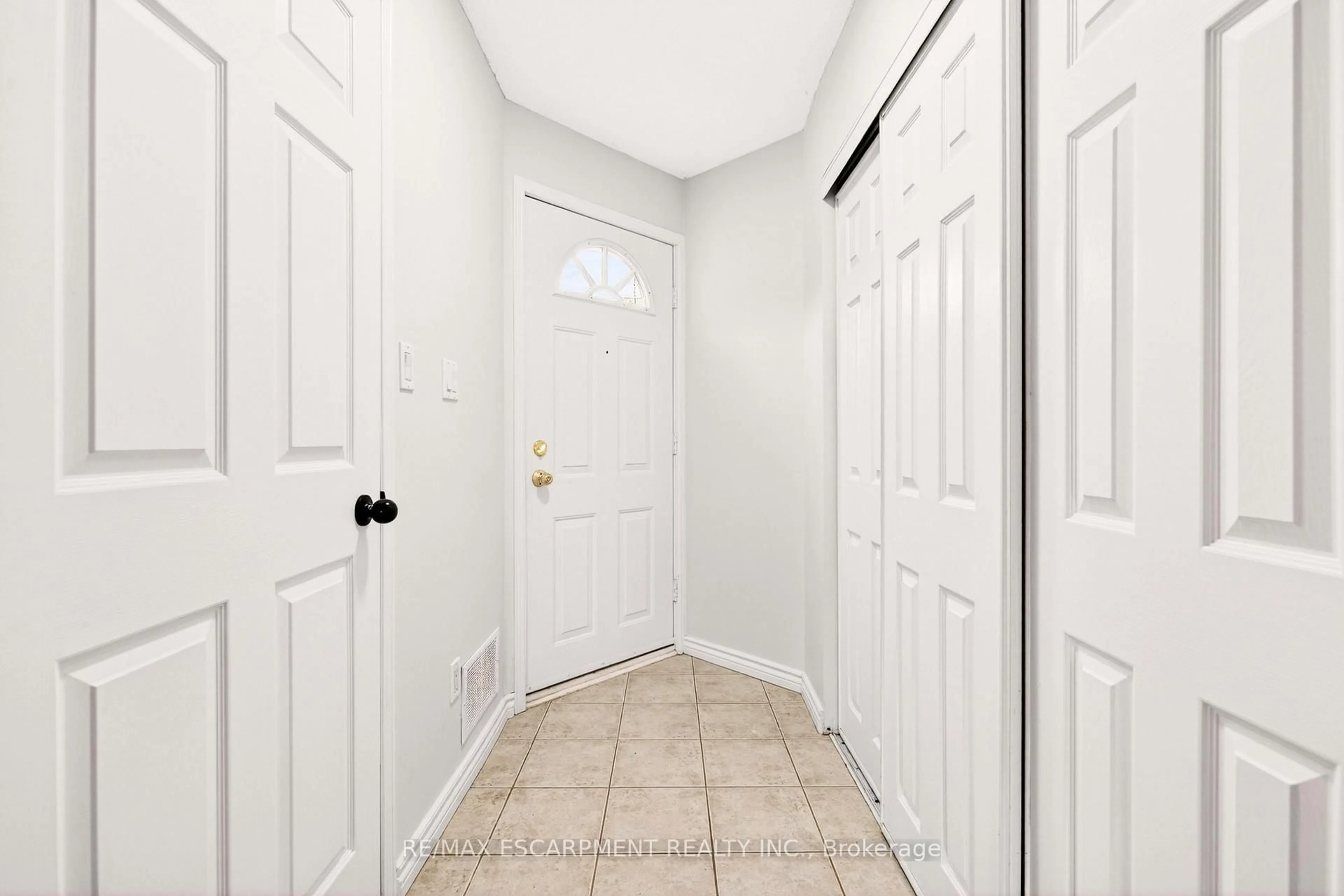 Indoor entryway for 201 DORCHESTER Blvd #101, St. Catharines Ontario L2M 7W1