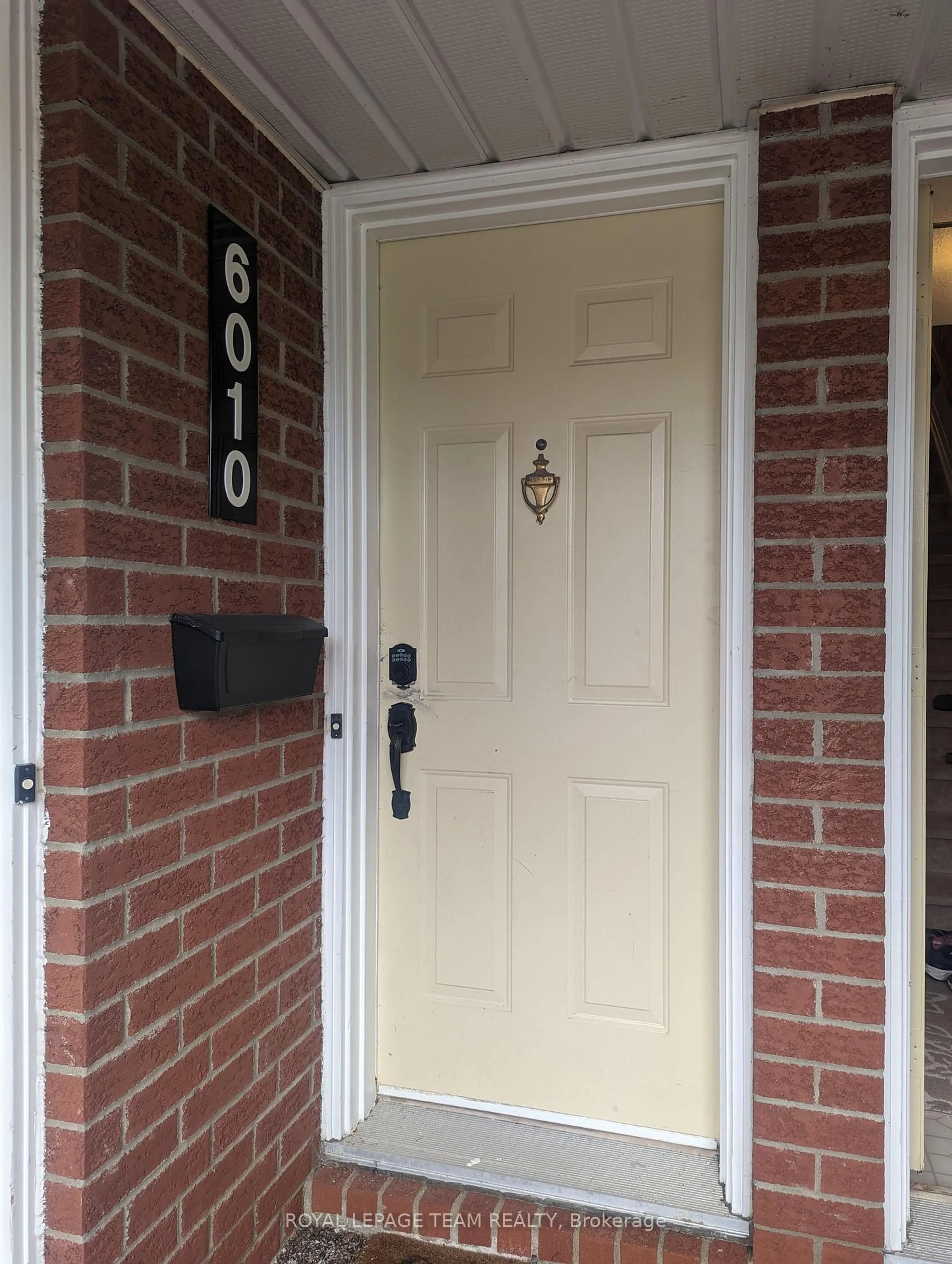 Indoor entryway for 6010 Red Willow Dr #17B, Ottawa Ontario K1C 7H9