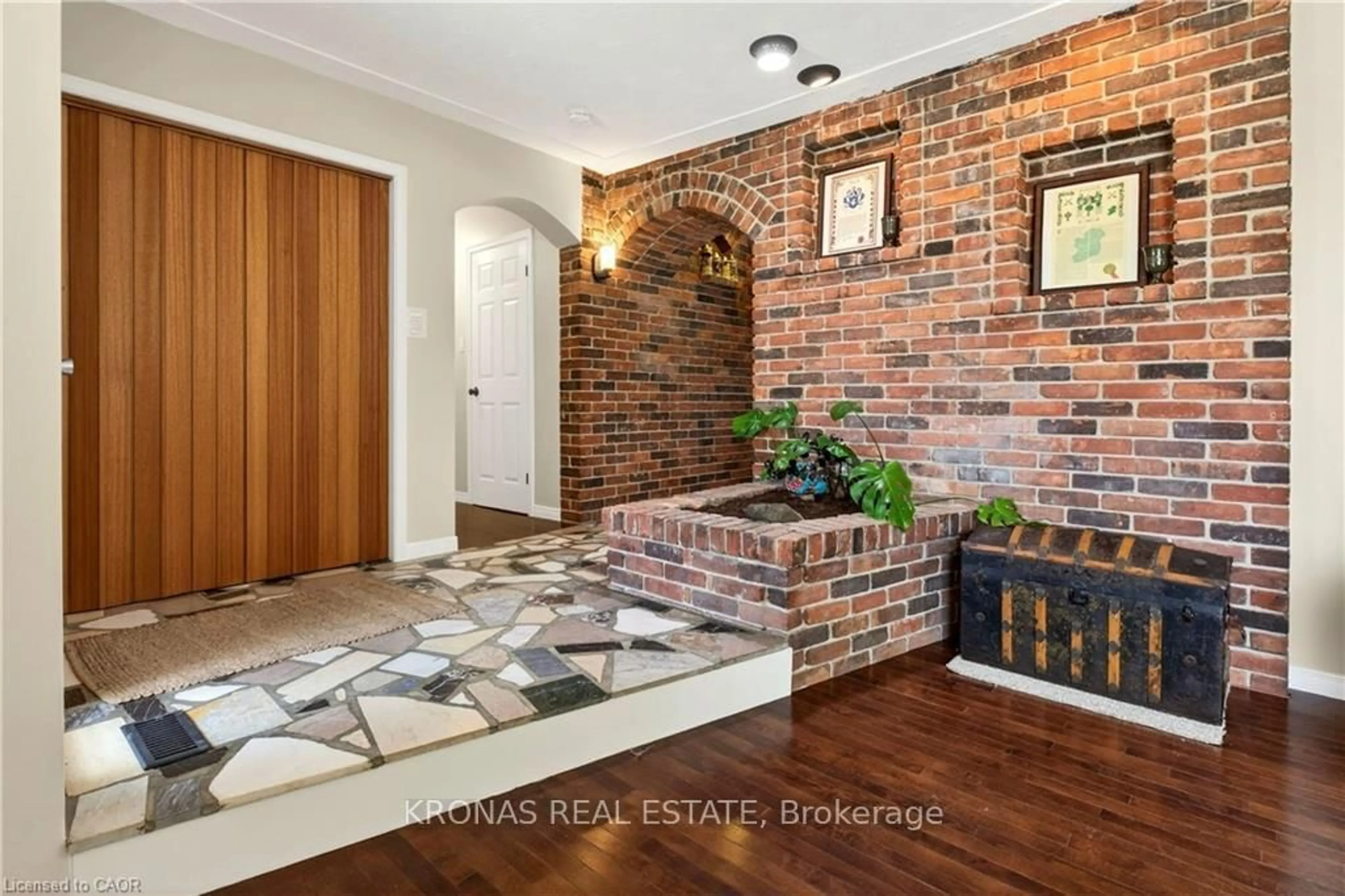 Indoor entryway for 548 Book Rd, Hamilton Ontario L9G 3L1