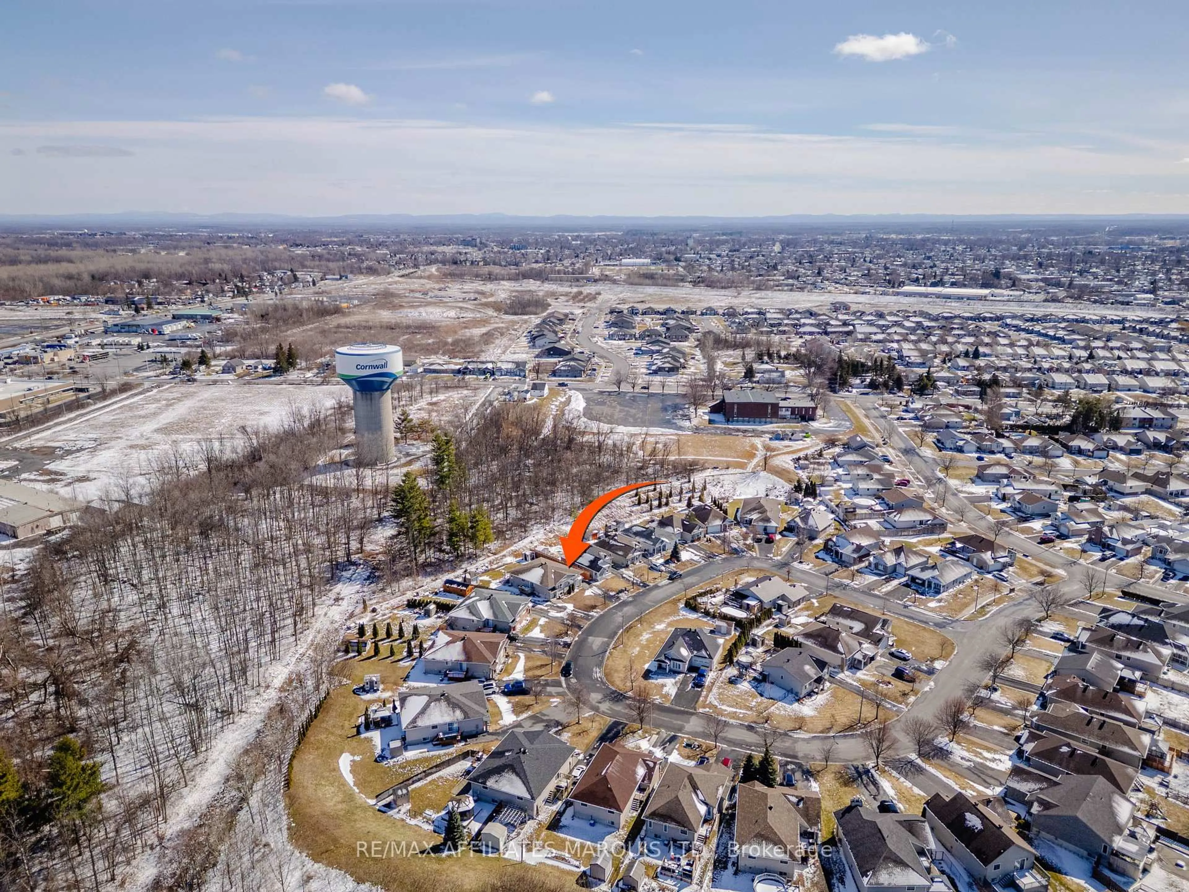 A pic from outside/outdoor area/front of a property/back of a property/a pic from drone, unknown for 85 Gail Elizabeth Crt, Cornwall Ontario K6H 0A7