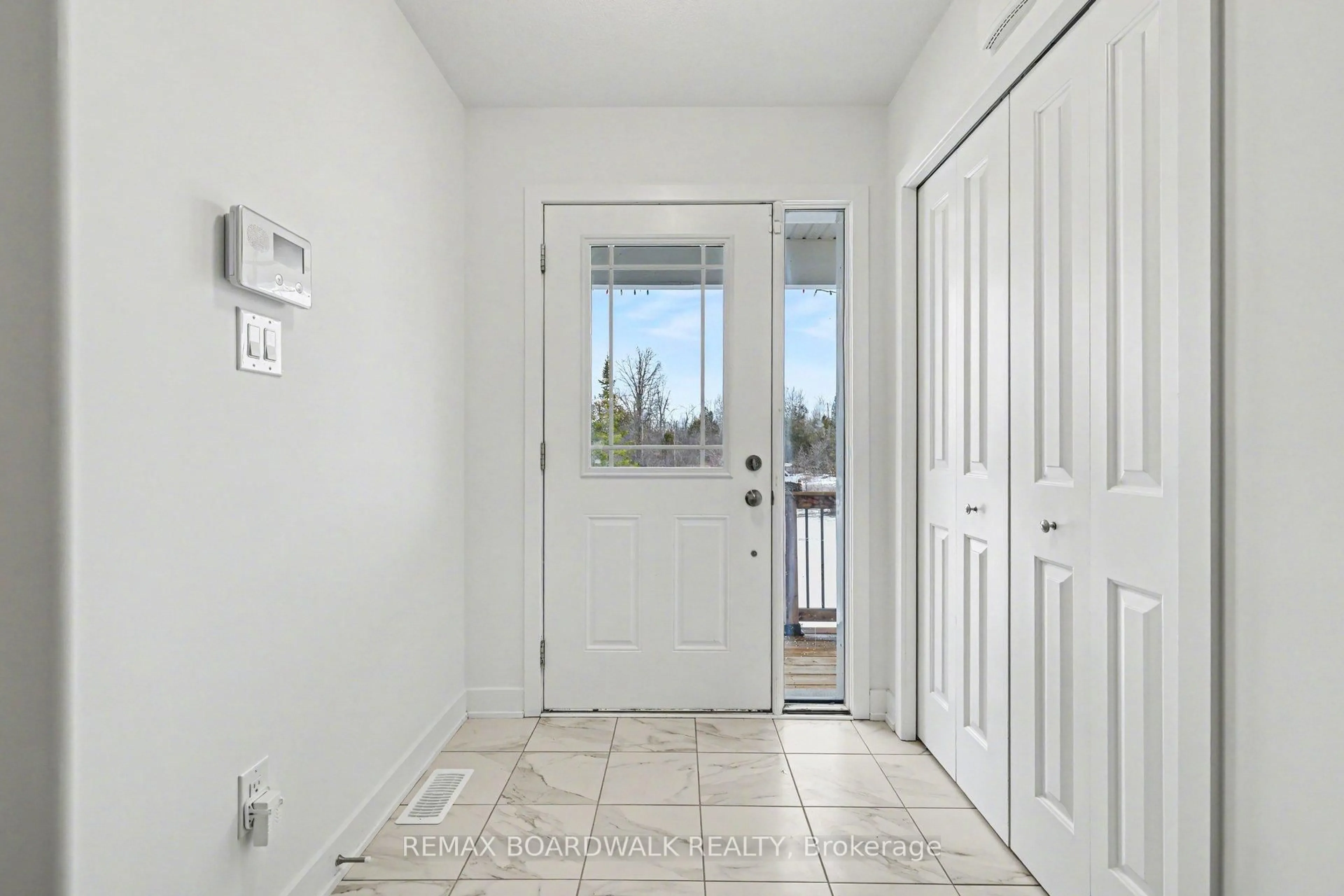 Indoor entryway for 264 Ejs Lane, Smiths Falls Ontario K7A 4S7
