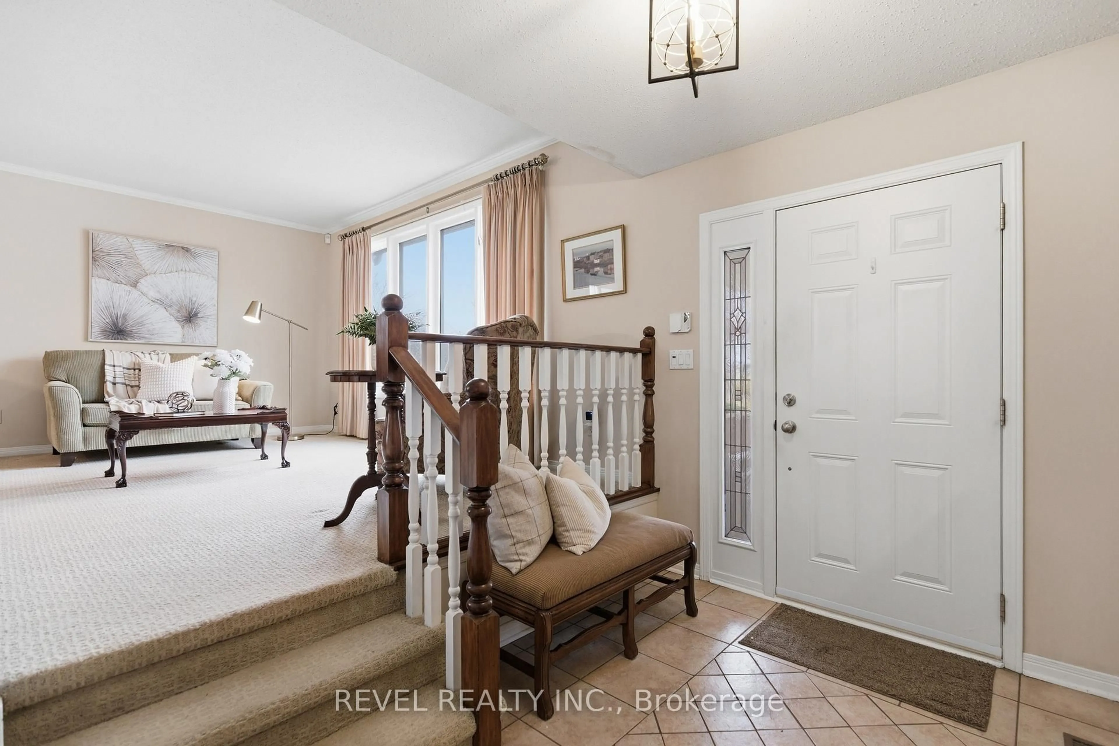 Indoor entryway for 3 Elderwood Dr, St. Catharines Ontario L2S 3E9
