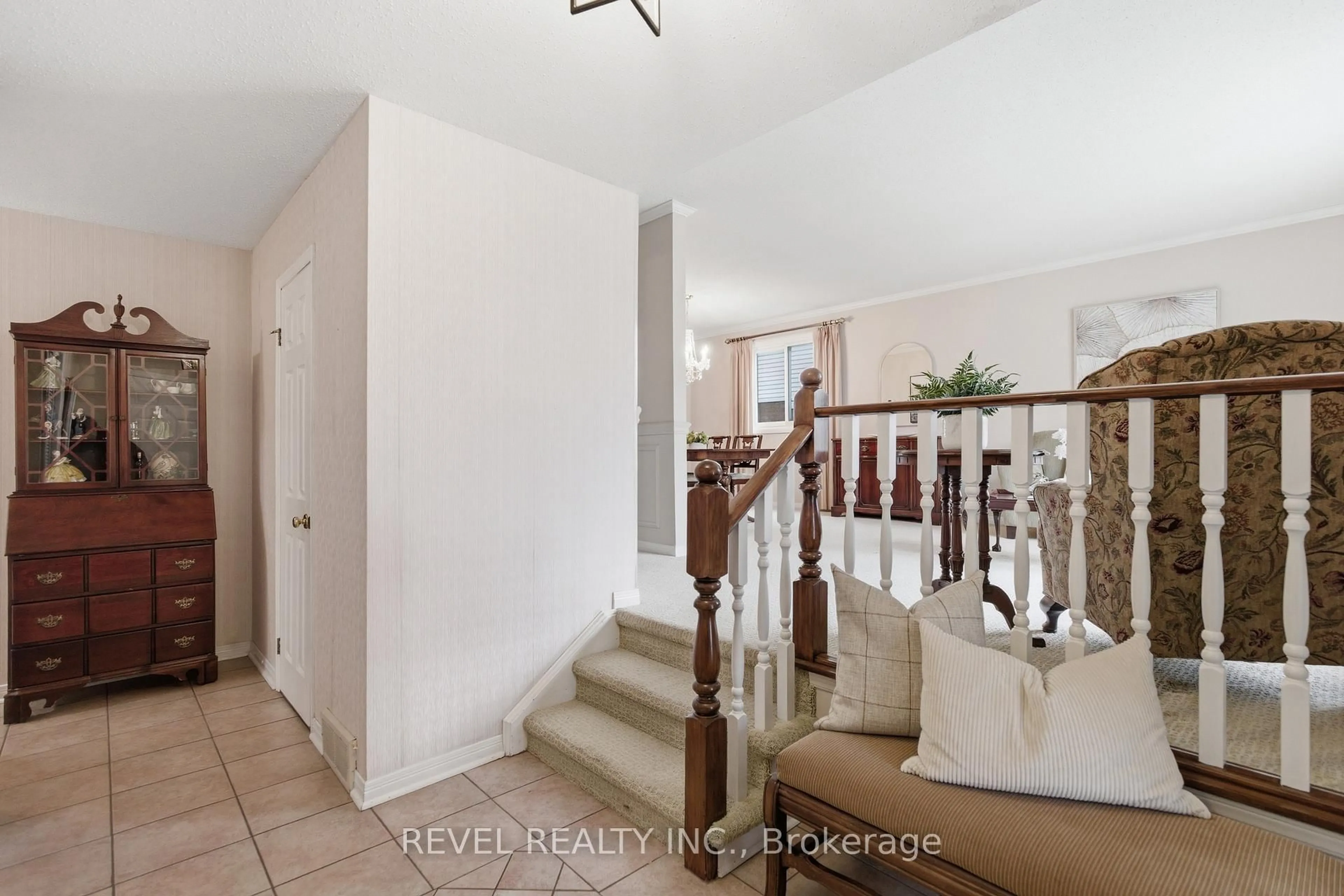 Indoor entryway for 3 Elderwood Dr, St. Catharines Ontario L2S 3E9