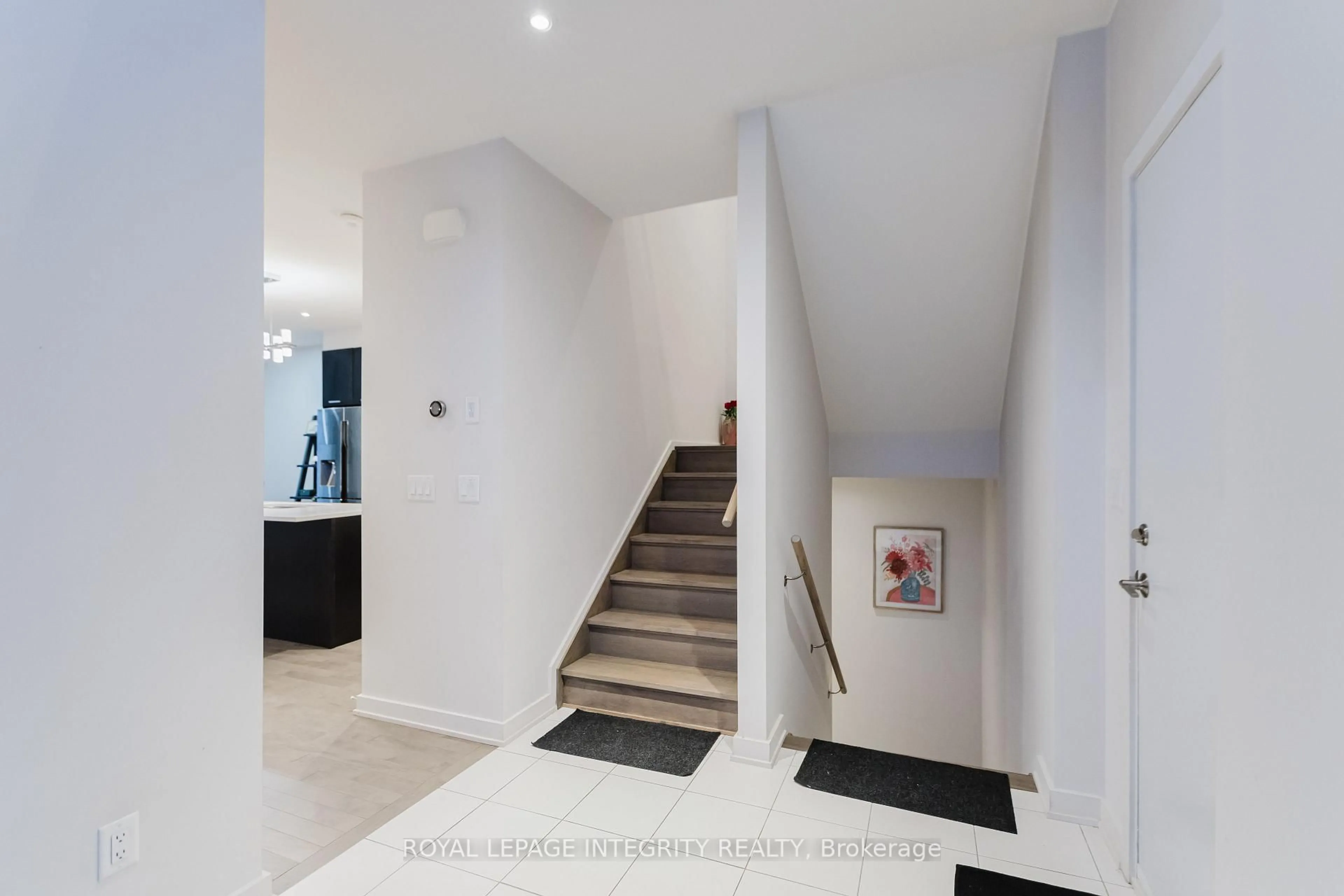 Indoor foyer for 900 Chipping Circ, Ottawa Ontario K4M 0E7