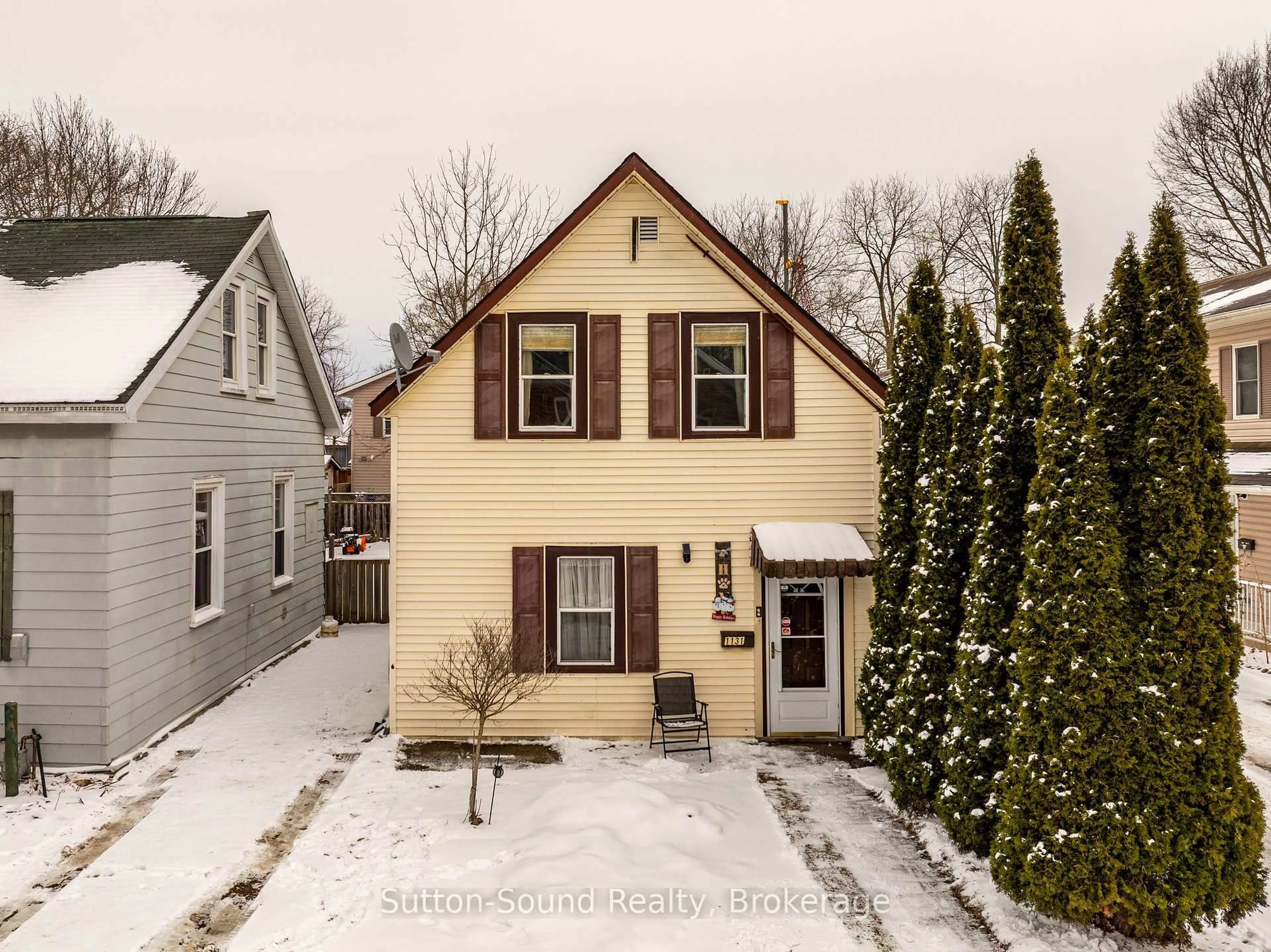 A pic from outside/outdoor area/front of a property/back of a property/a pic from drone, street for 1131 3rd Ave, Owen Sound Ontario N4K 4P9