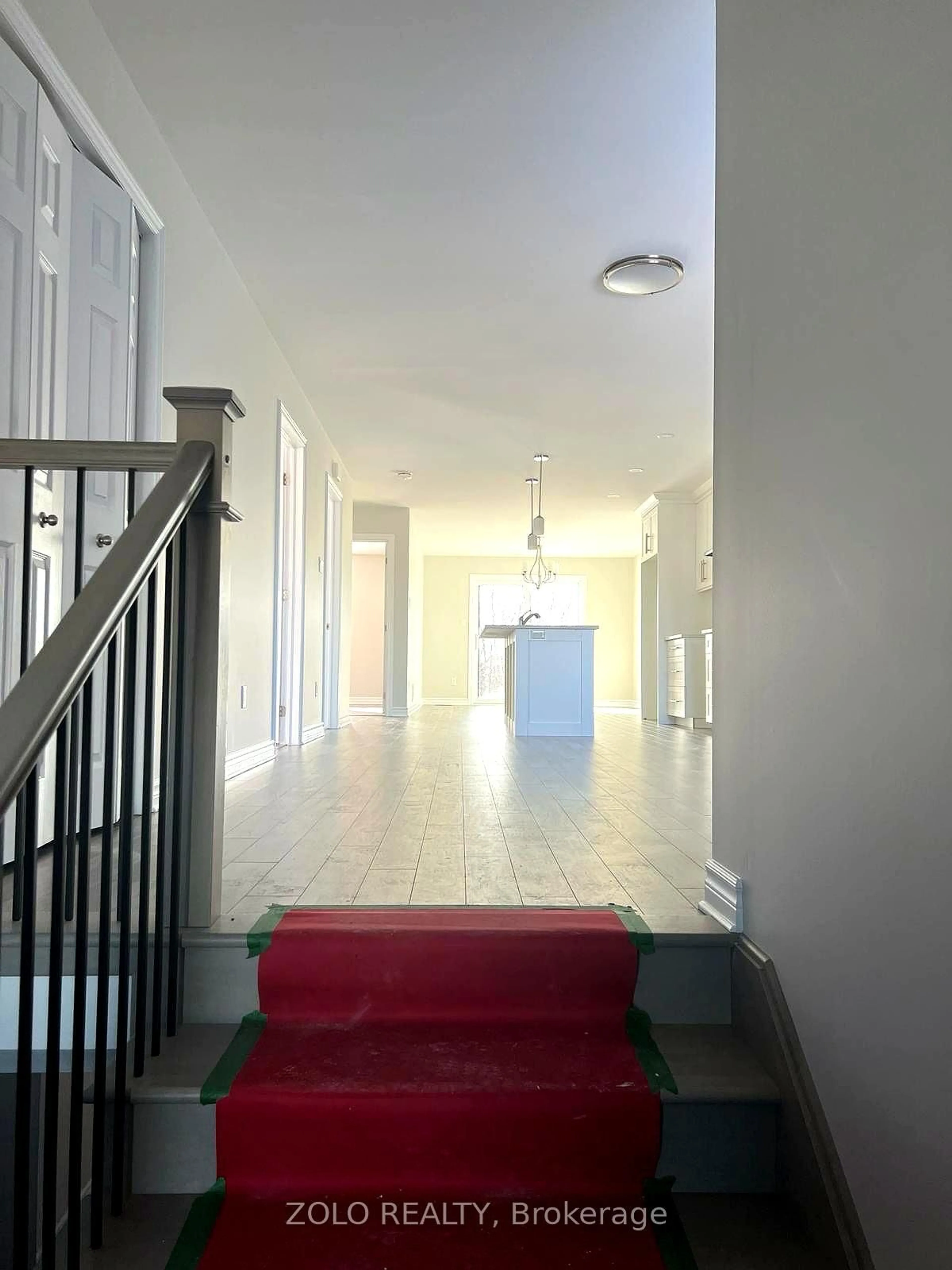 Indoor foyer for 210 Ruby Dr, Cornwall Ontario K6H 0J9