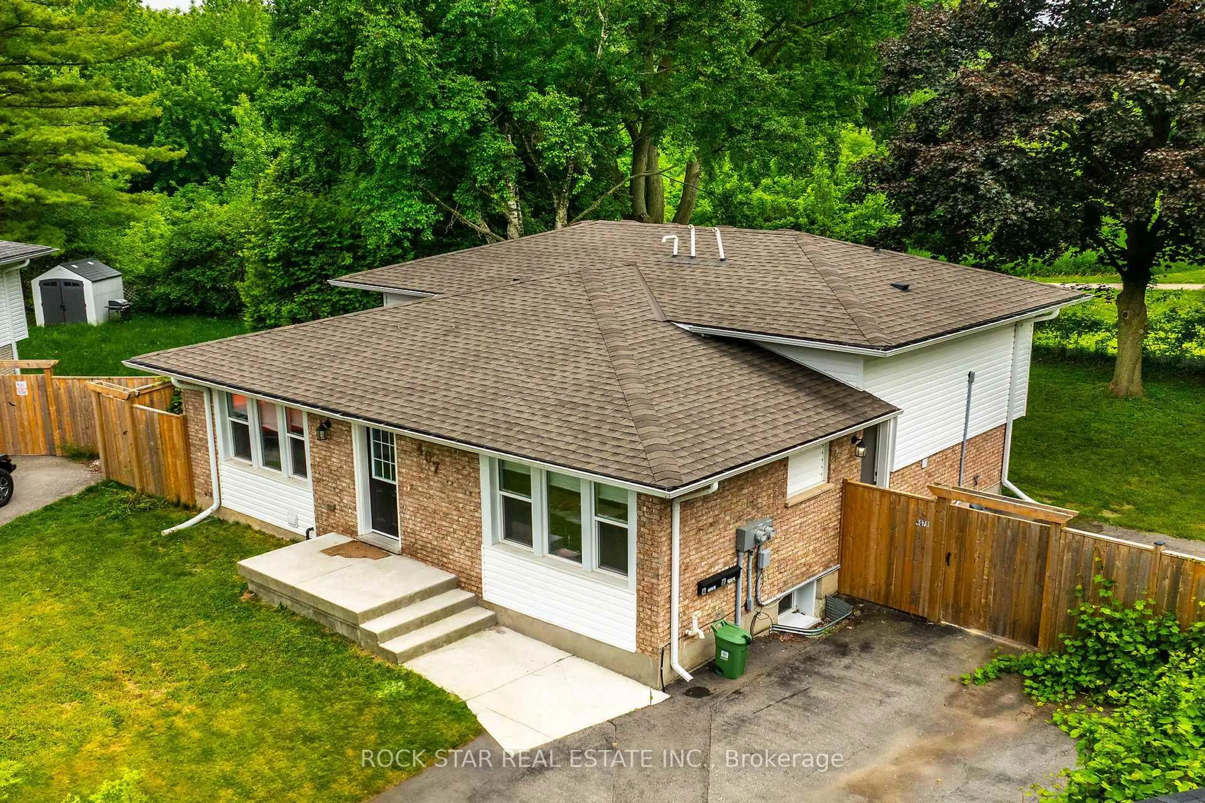 A pic from outside/outdoor area/front of a property/back of a property/a pic from drone, street for 407 Castlegrove Pl, London North Ontario N6G 1L1