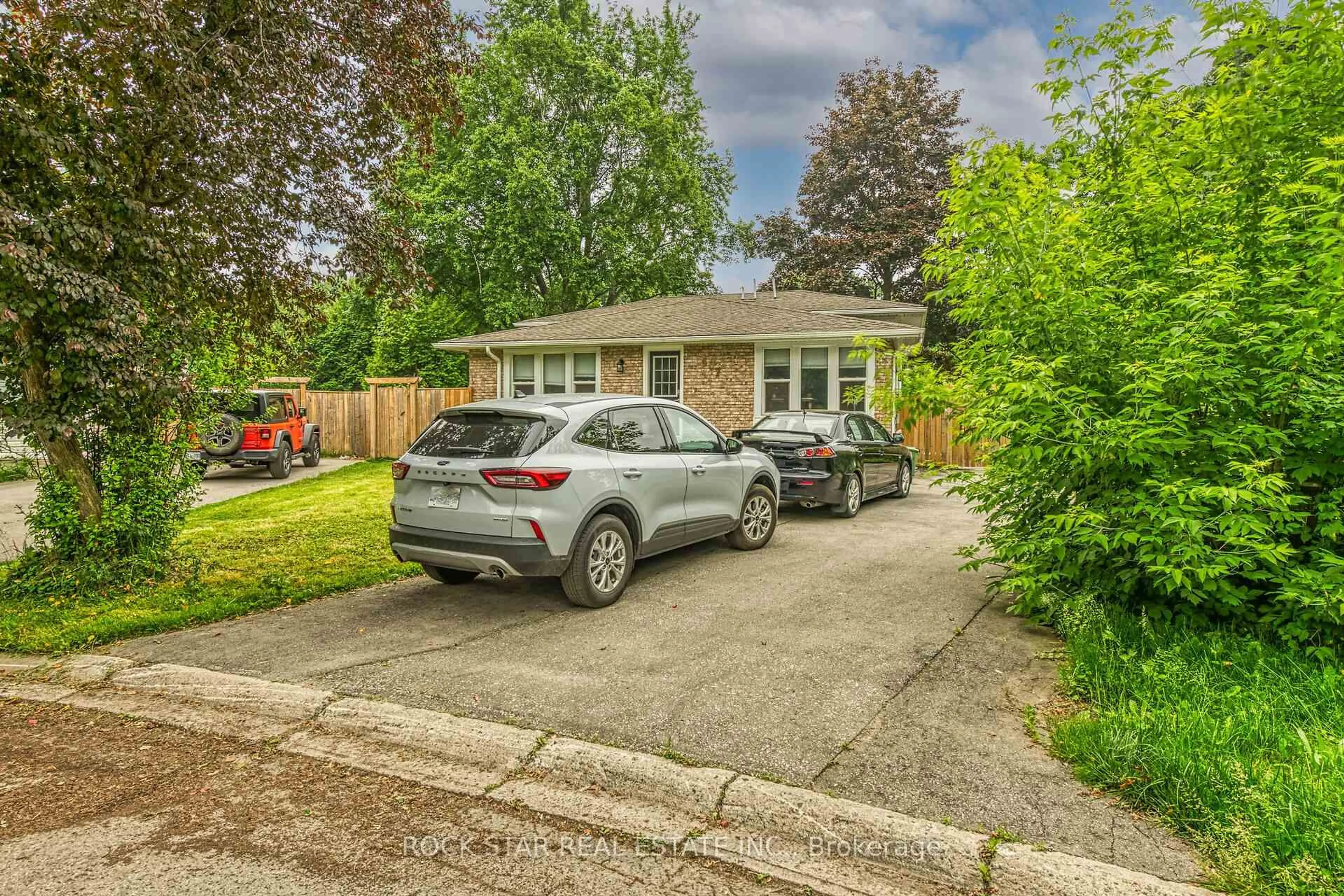 A pic from outside/outdoor area/front of a property/back of a property/a pic from drone, street for 407 Castlegrove Pl, London North Ontario N6G 1L1