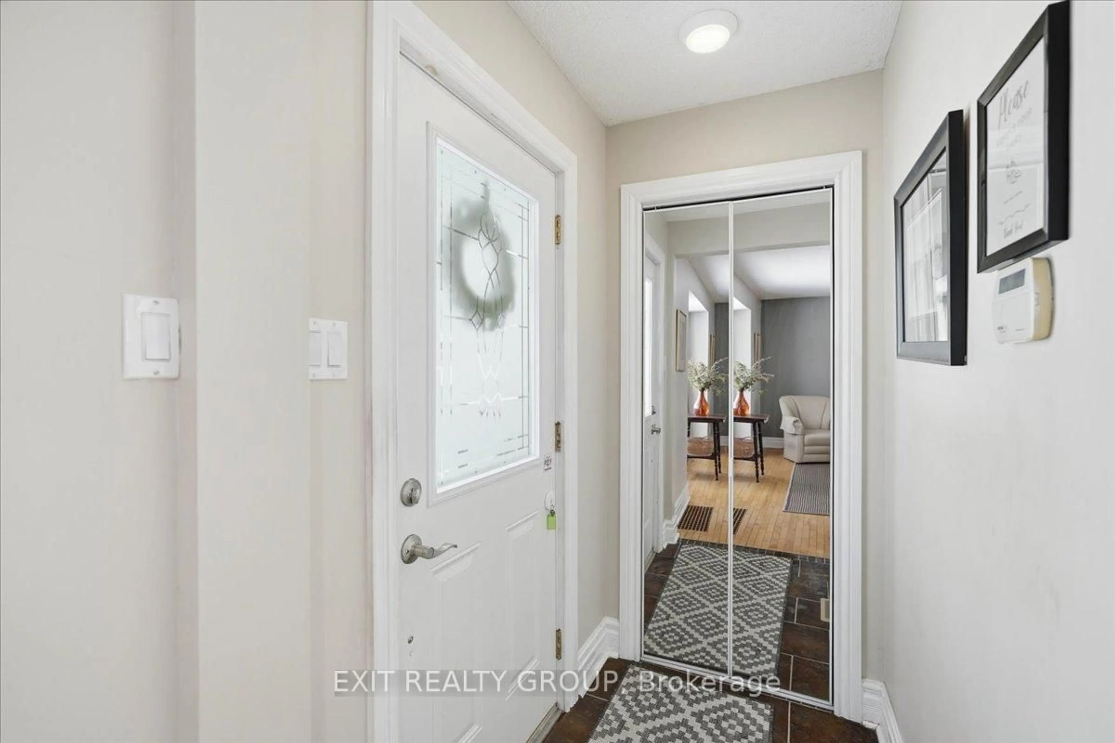 Indoor entryway for 27 Fourth Ave, Quinte West Ontario K8V 5N5