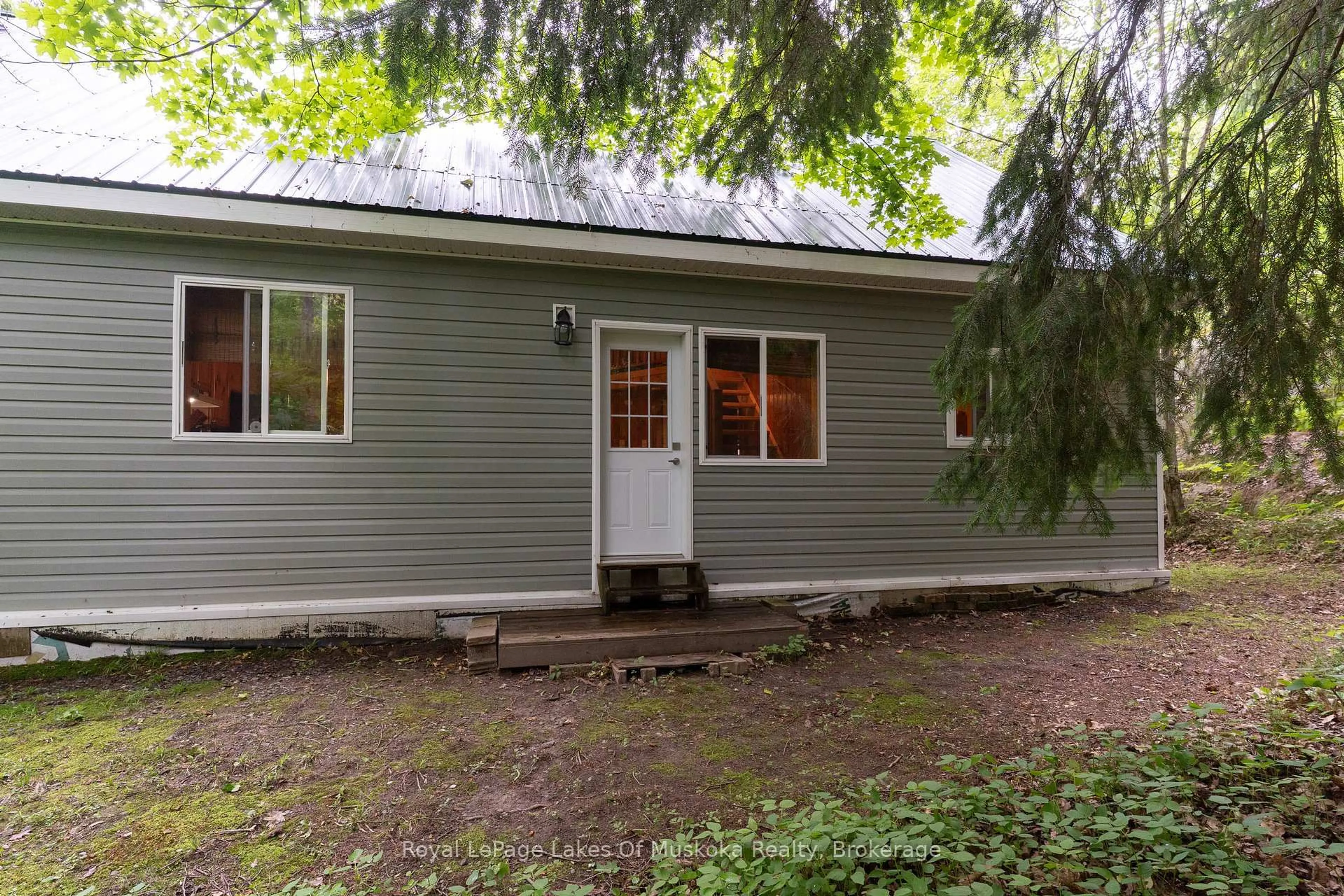 Home with vinyl exterior material, street for 2709 Muskoka District 118 Rd, Muskoka Lakes Ontario P0B 1J0