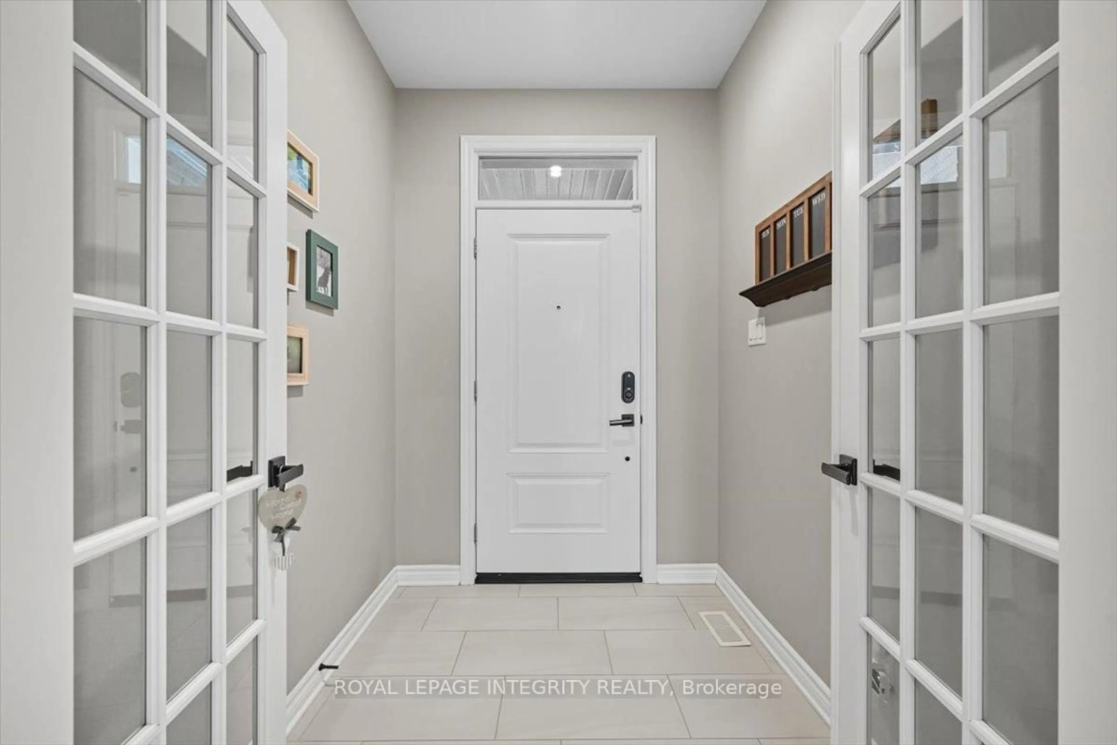 Indoor entryway for 819 Tewin Circ, Orleans Ontario K4A 1K2