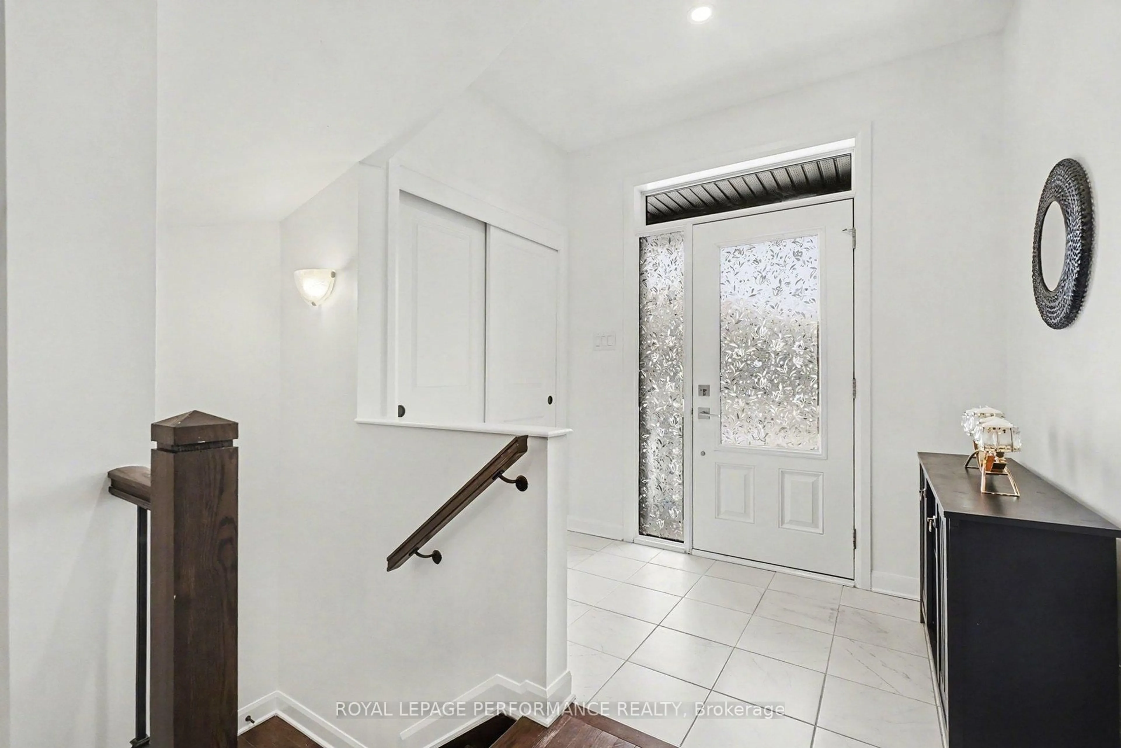 Indoor entryway for 372 Aquaview Dr, Ottawa Ontario K4A 5K5