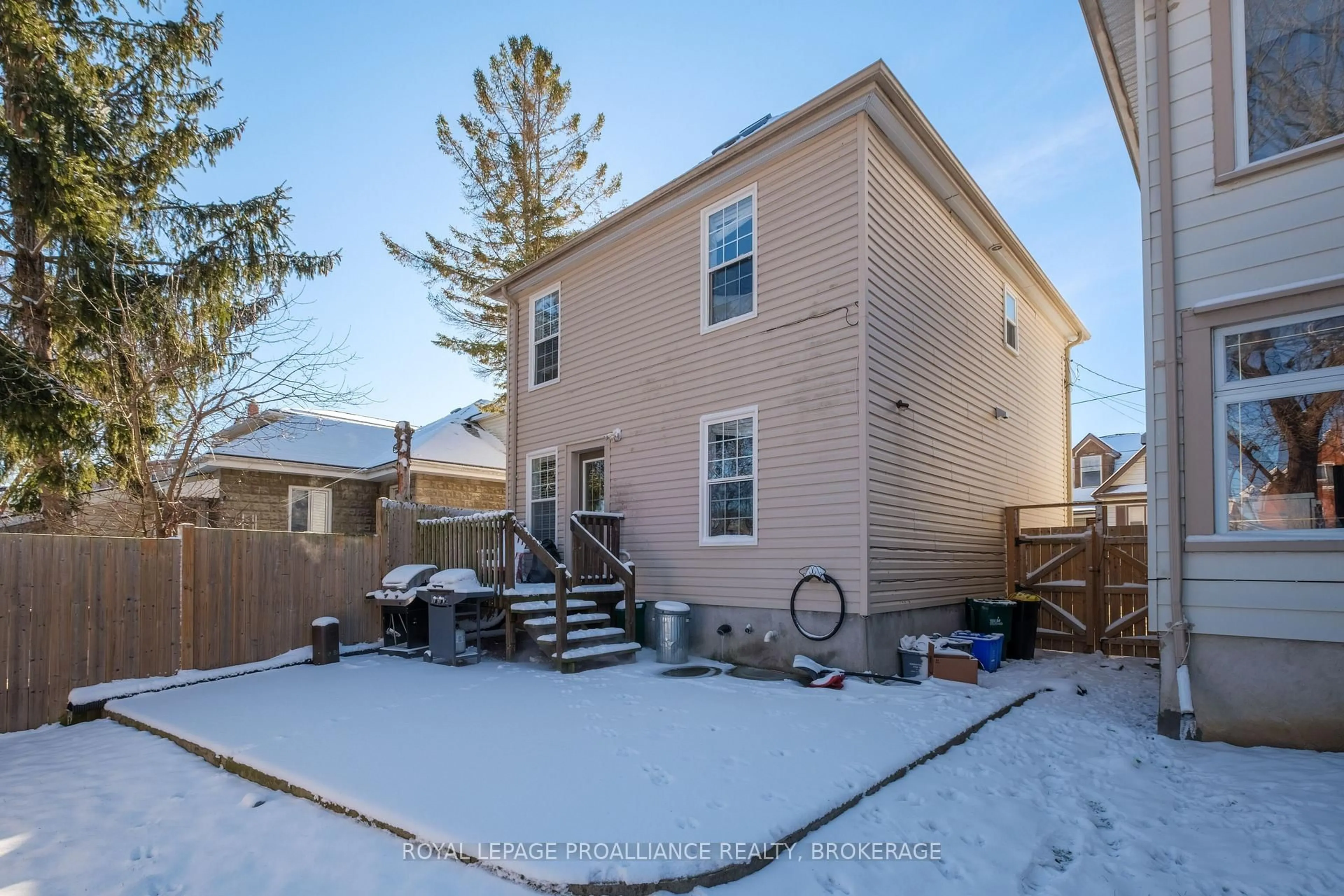 A pic from outside/outdoor area/front of a property/back of a property/a pic from drone, street for 35 Hamilton St, Kingston Ontario K7K 1P1