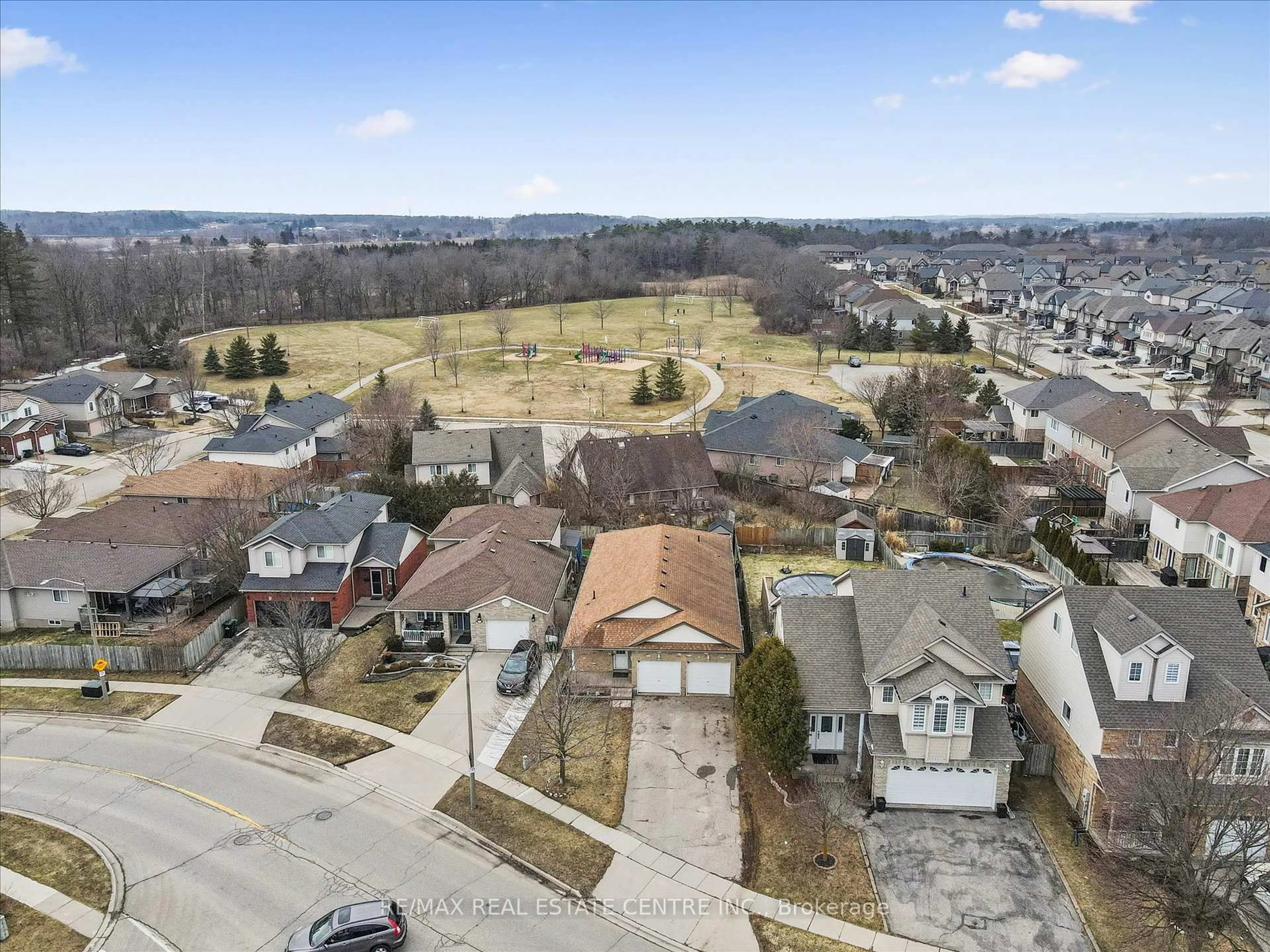 A pic from outside/outdoor area/front of a property/back of a property/a pic from drone, unknown for 104 Kent St, Cambridge Ontario N1S 4H2
