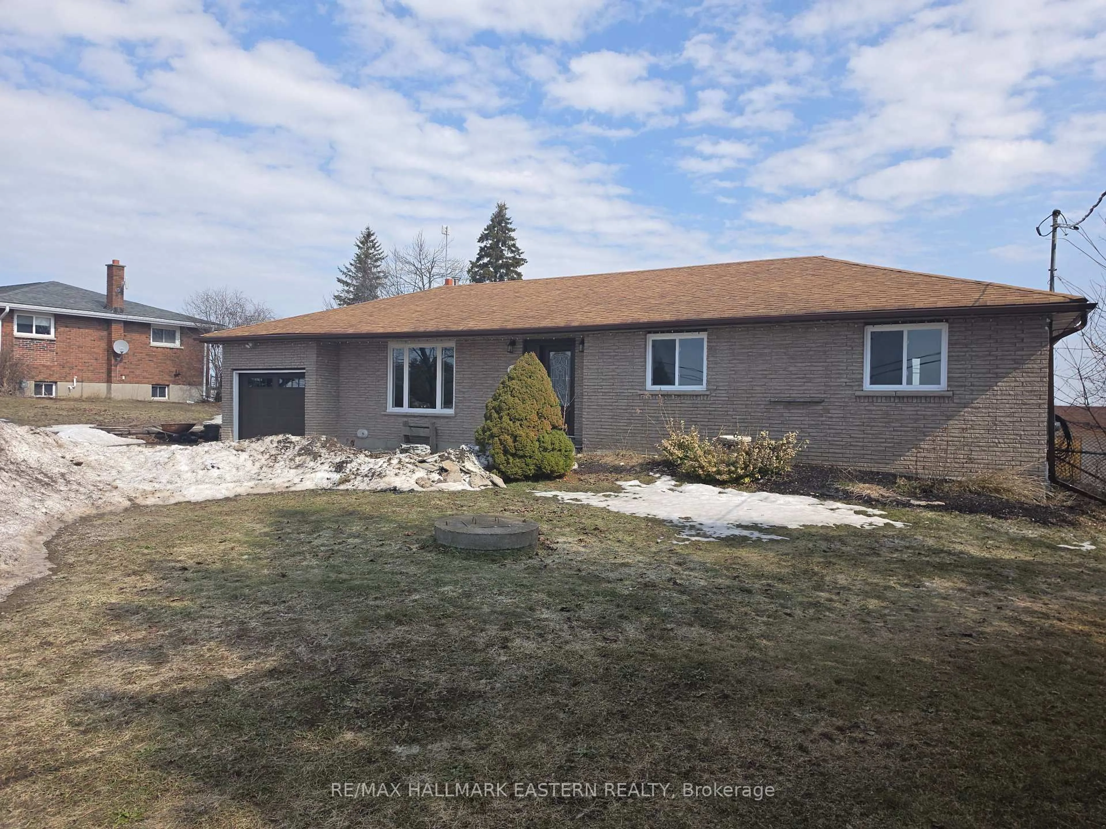 A pic from outside/outdoor area/front of a property/back of a property/a pic from drone, unknown for 1027 Tara Rd, Selwyn Ontario K0L 1T0