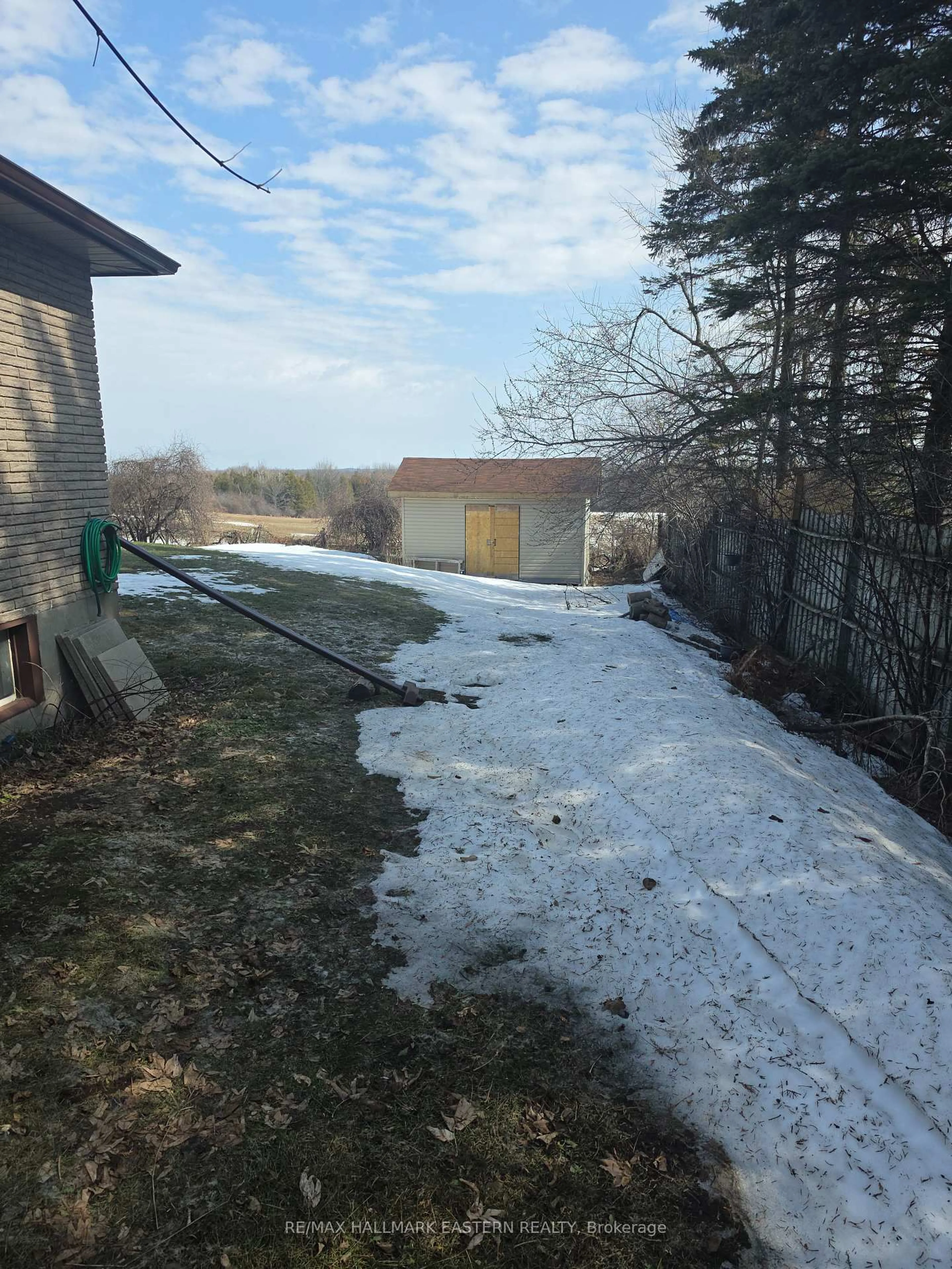 A pic from outside/outdoor area/front of a property/back of a property/a pic from drone, street for 1027 Tara Rd, Selwyn Ontario K0L 1T0