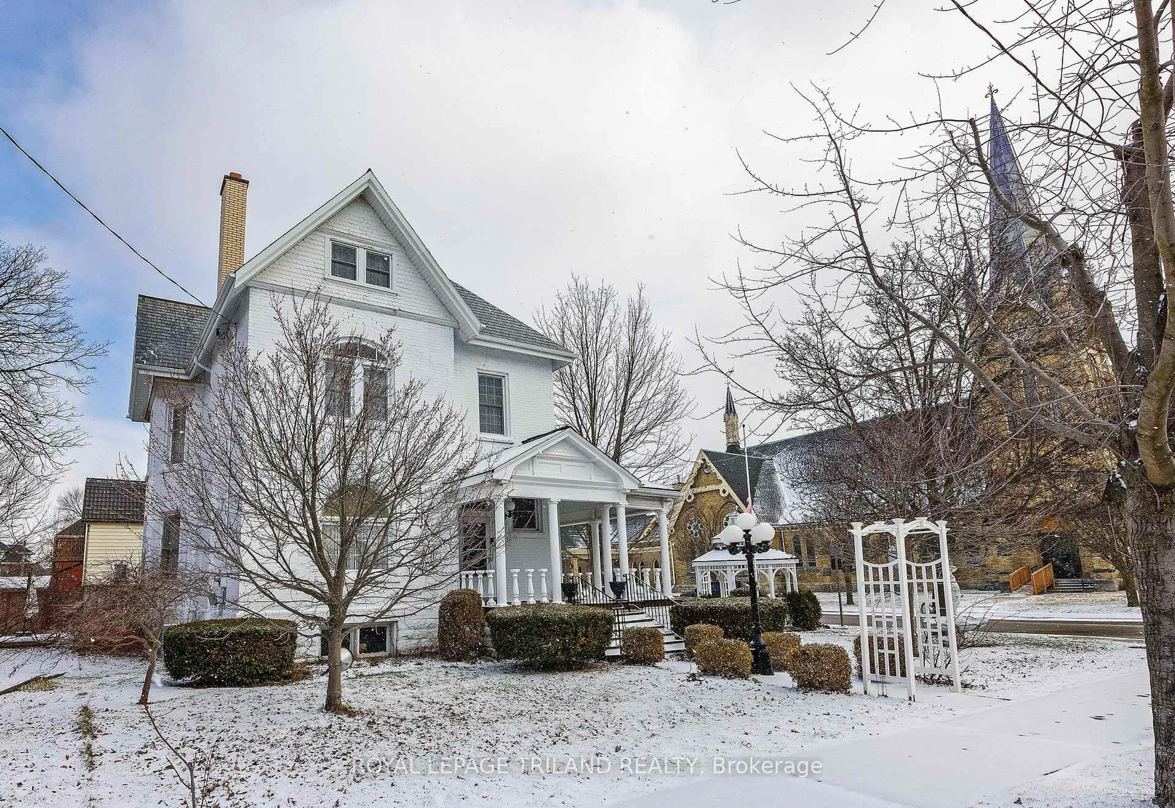 Patio, street for 81 Wellington St, St. Thomas Ontario N5R 2P9