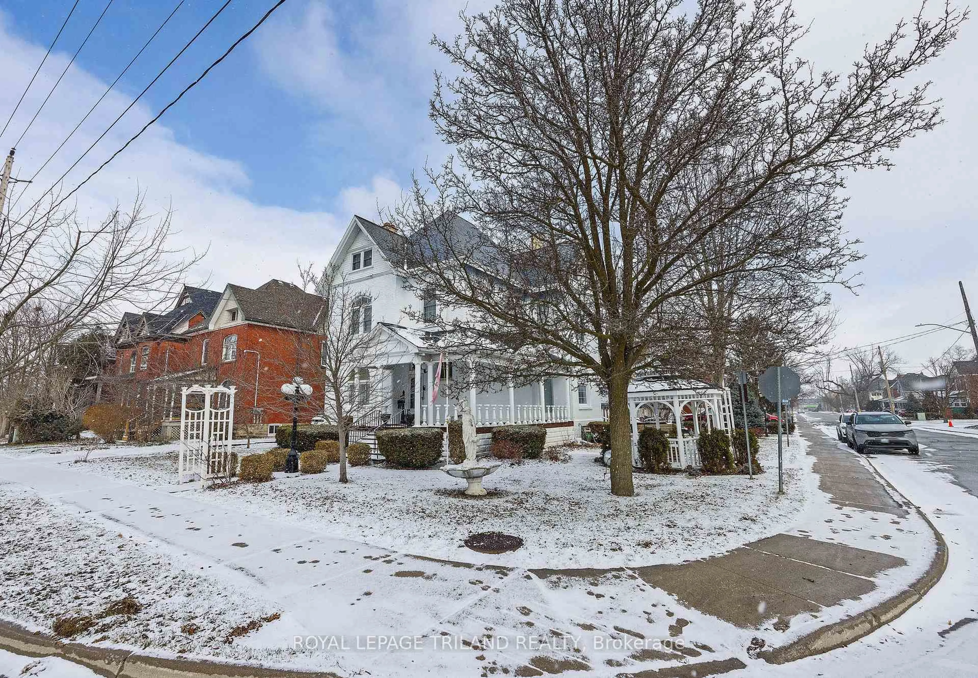 A pic from outside/outdoor area/front of a property/back of a property/a pic from drone, street for 81 Wellington St, St. Thomas Ontario N5R 2P9