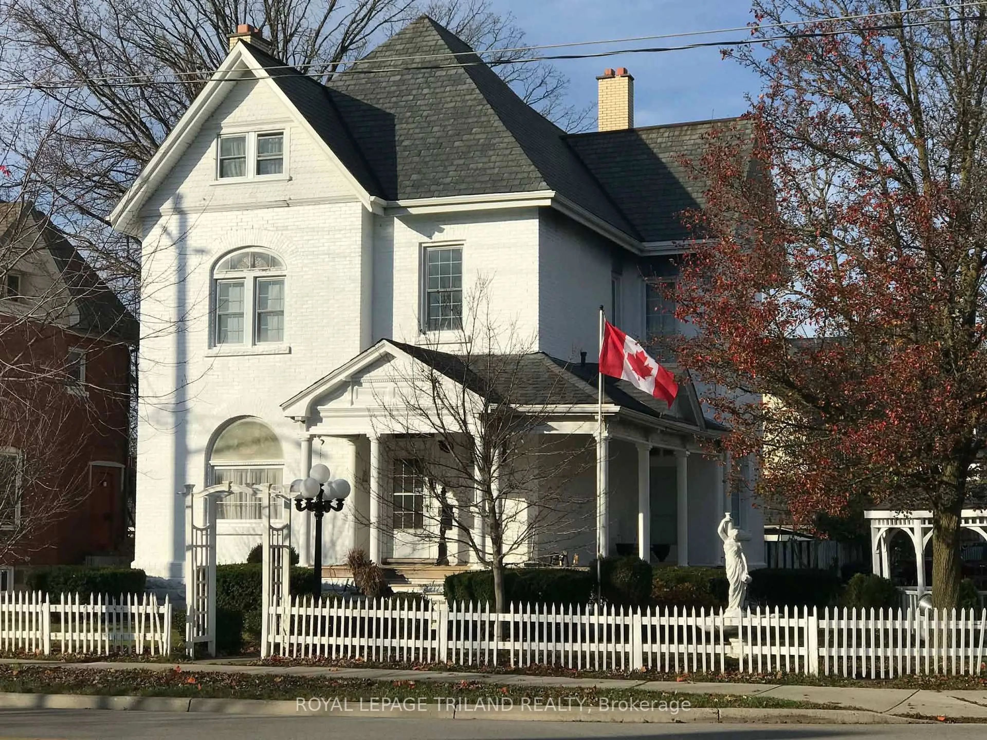 Home with vinyl exterior material, street for 81 Wellington St, St. Thomas Ontario N5R 2P9