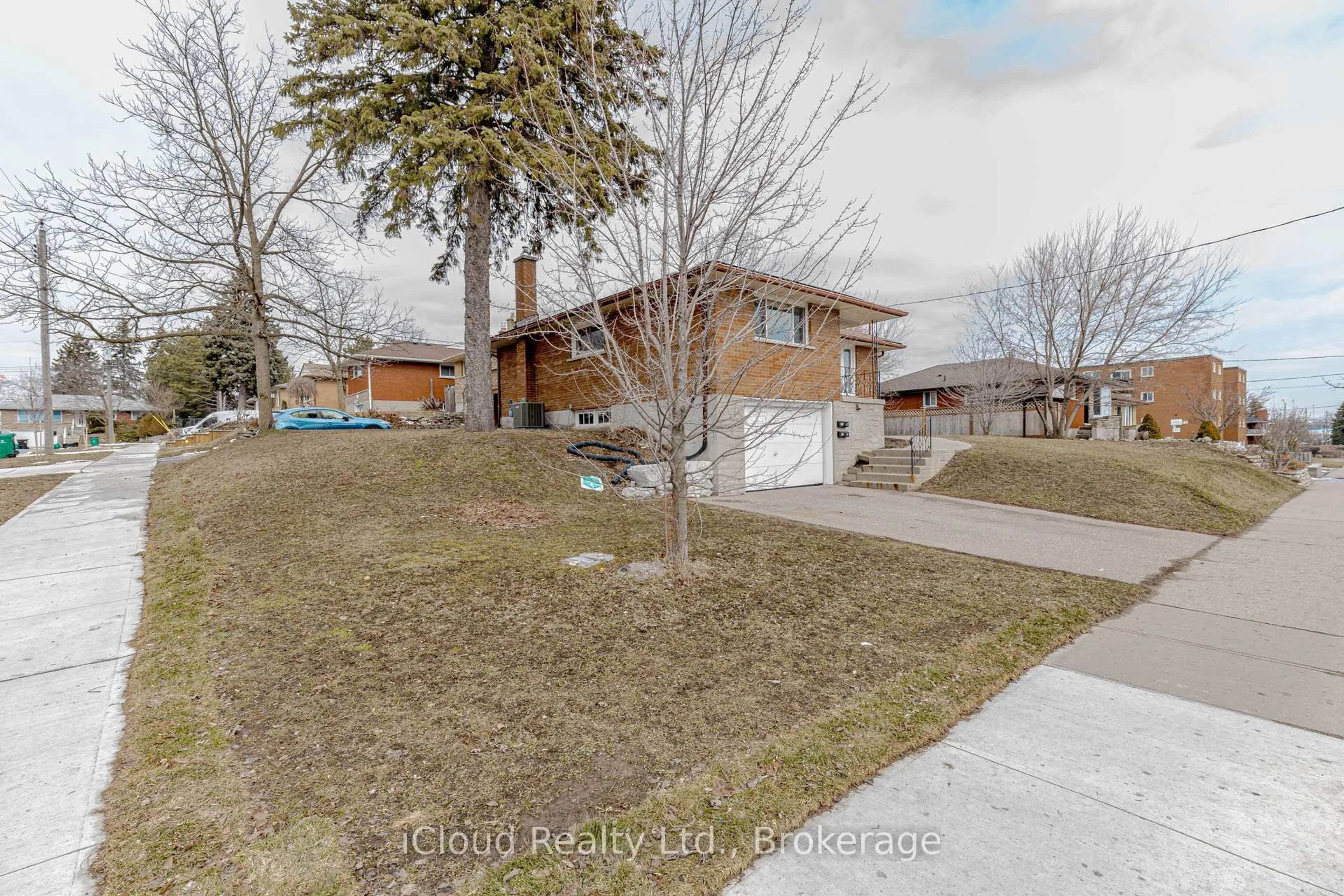 A pic from outside/outdoor area/front of a property/back of a property/a pic from drone, street for 28 Hoffman St, Kitchener Ontario N2M 3M7