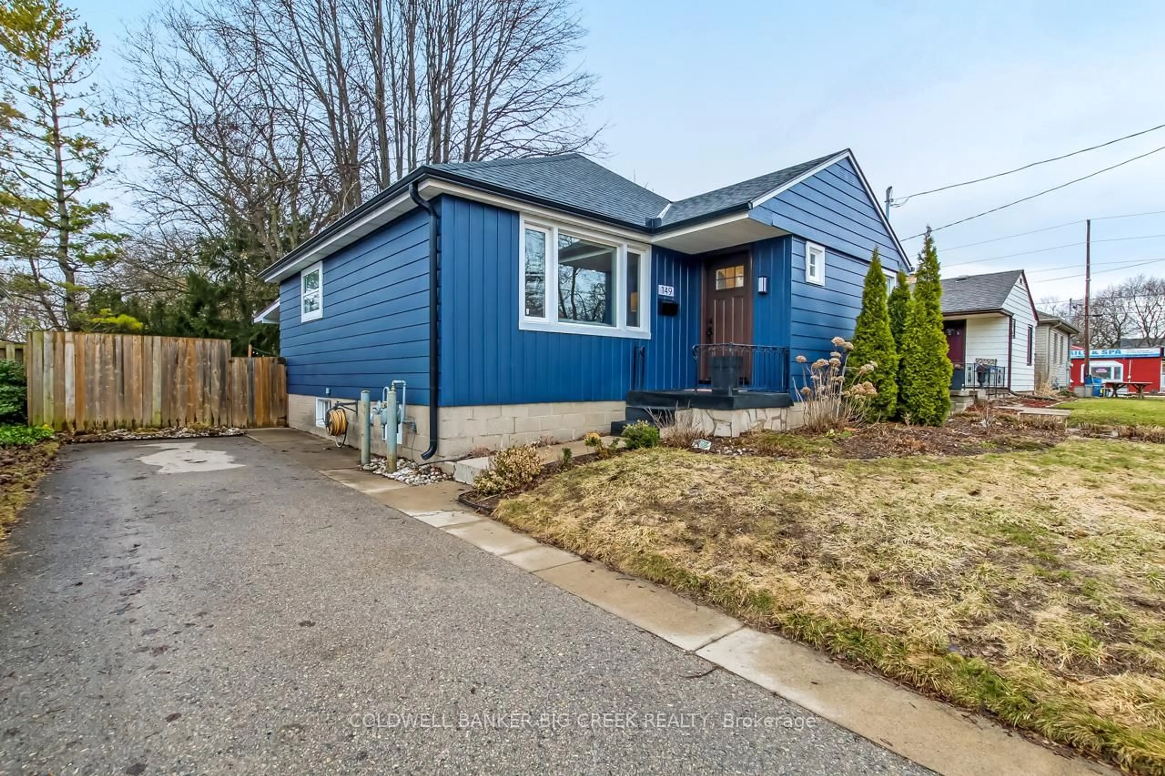 Home with vinyl exterior material, street for 149 Elliott St, London East Ontario N5Y 2G1