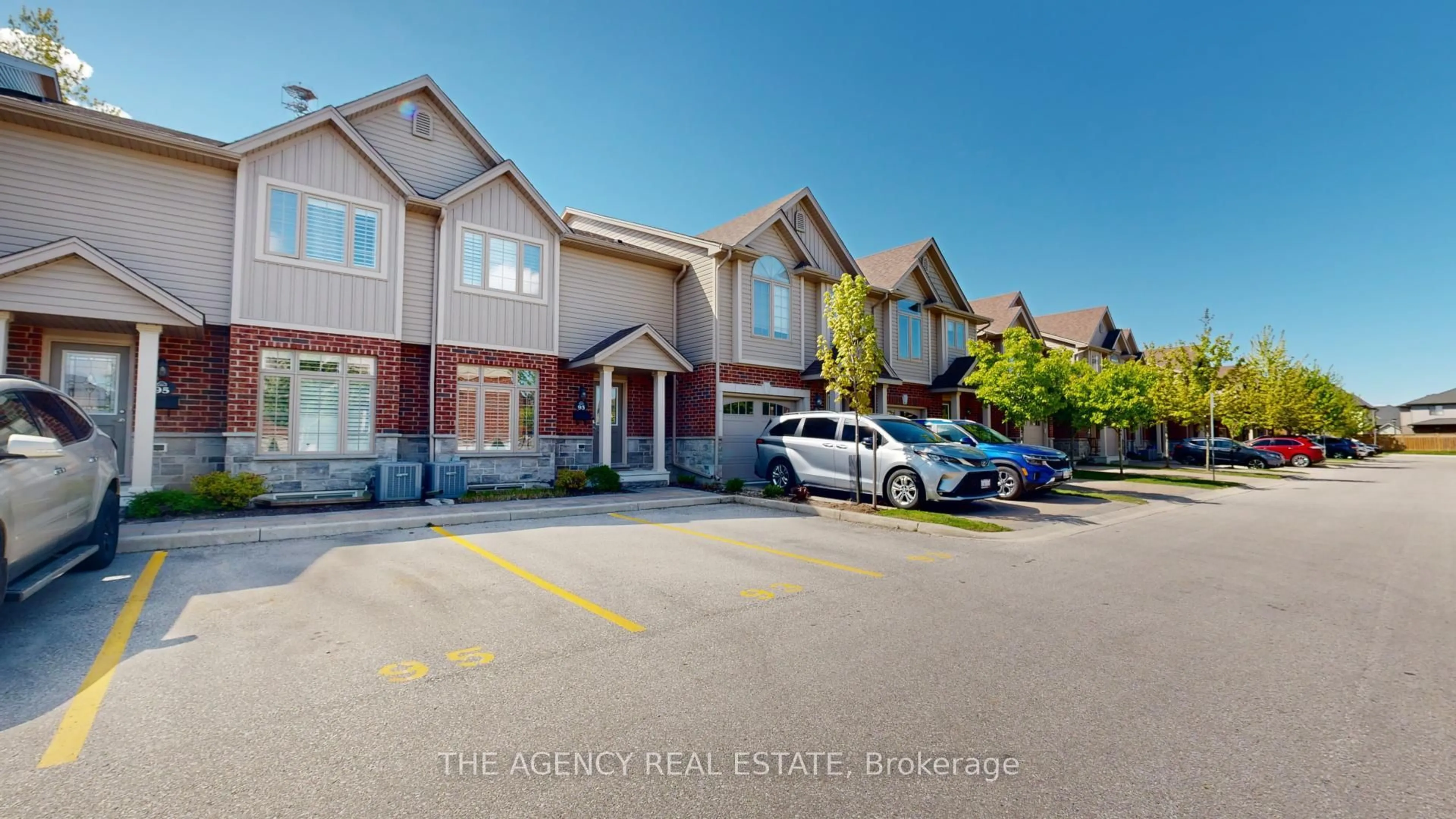 A pic from outside/outdoor area/front of a property/back of a property/a pic from drone, street for 1061 eagletrace Dr #93, London North Ontario N6G 0T3