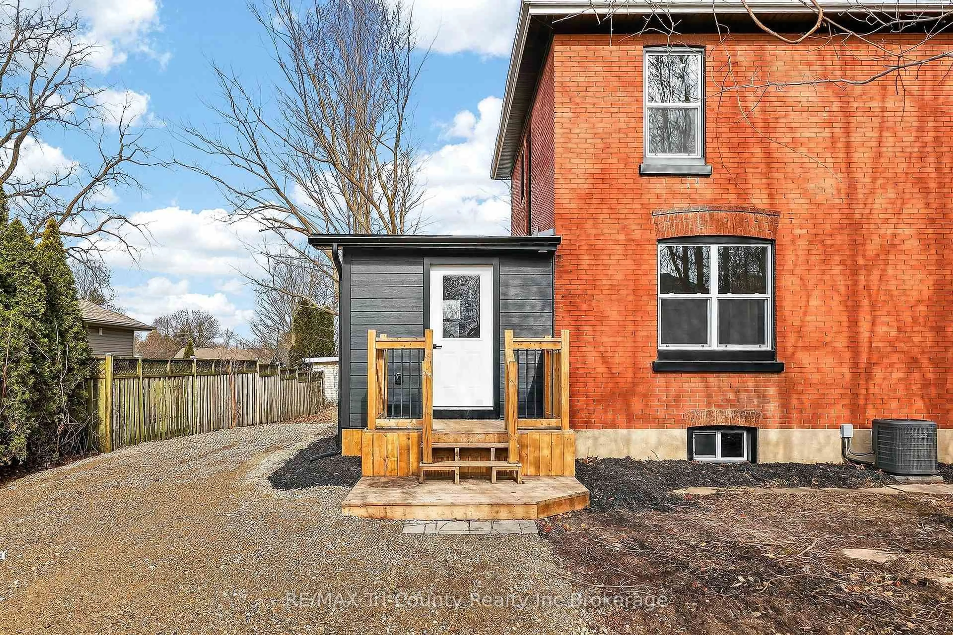 Home with brick exterior material, street for 394 Wellington St, Ingersoll Ontario N5C 1T6