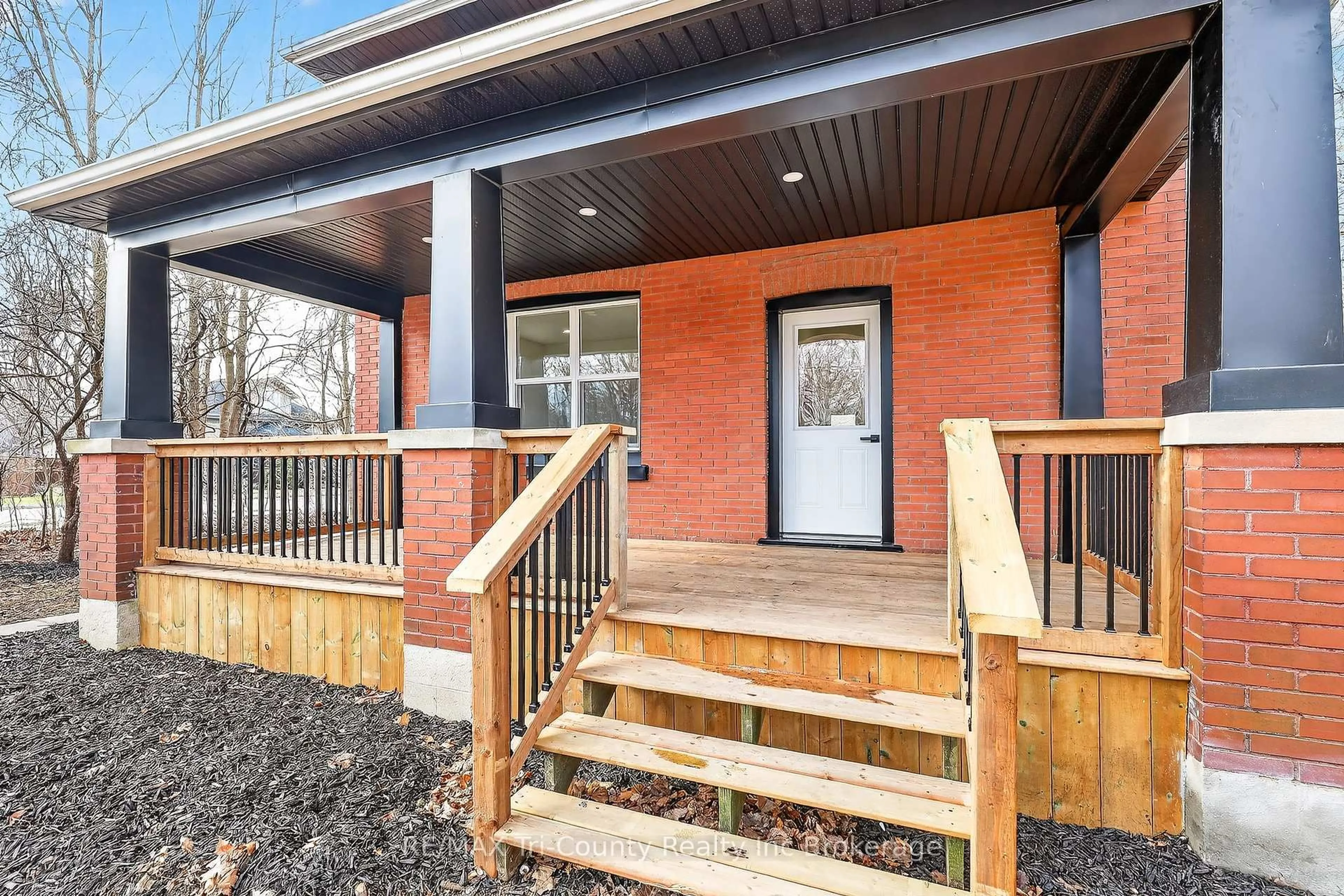 Home with brick exterior material, street for 394 Wellington St, Ingersoll Ontario N5C 1T6