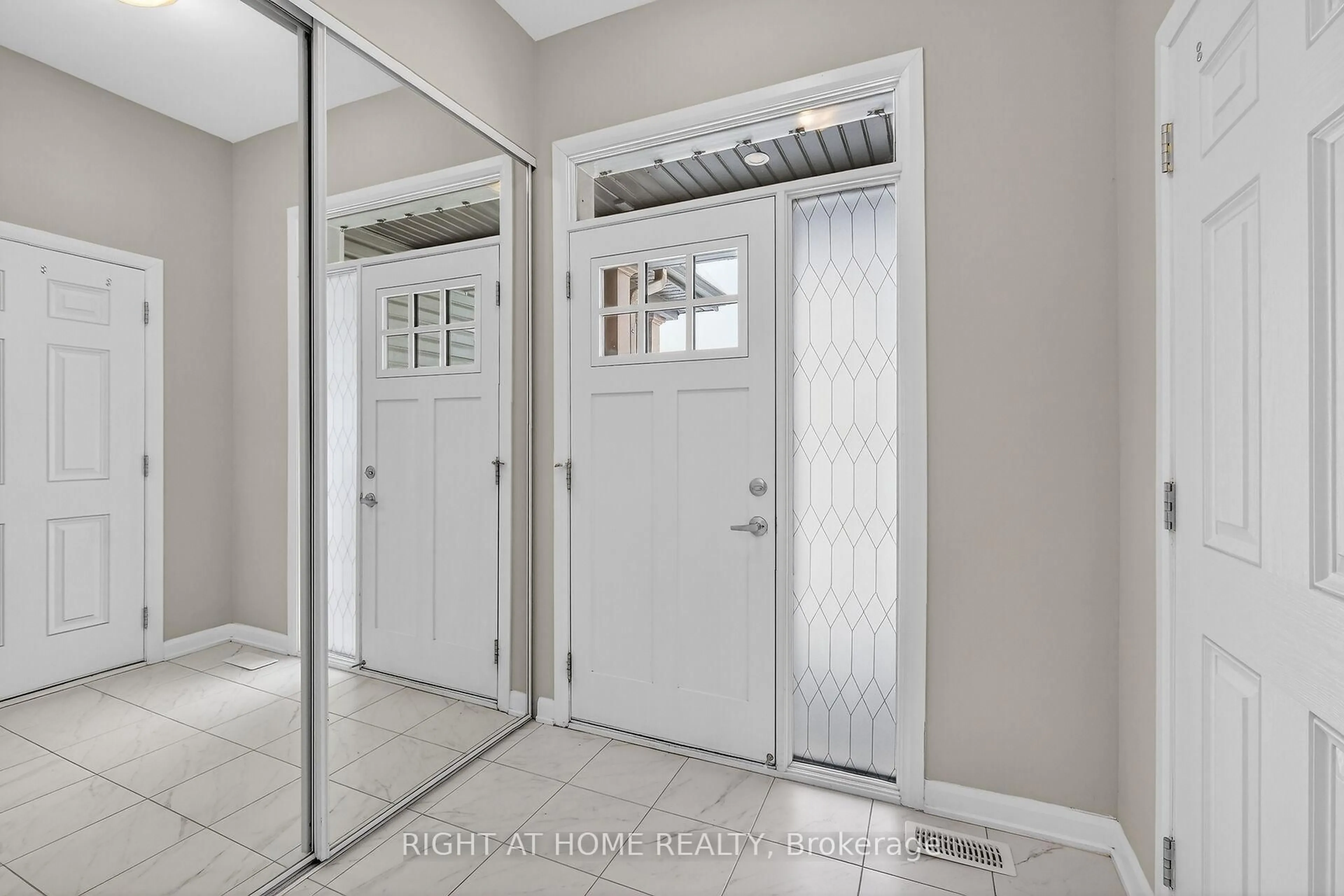 Indoor entryway for 577 Decoeur Dr, Ottawa Ontario K4A 5G6