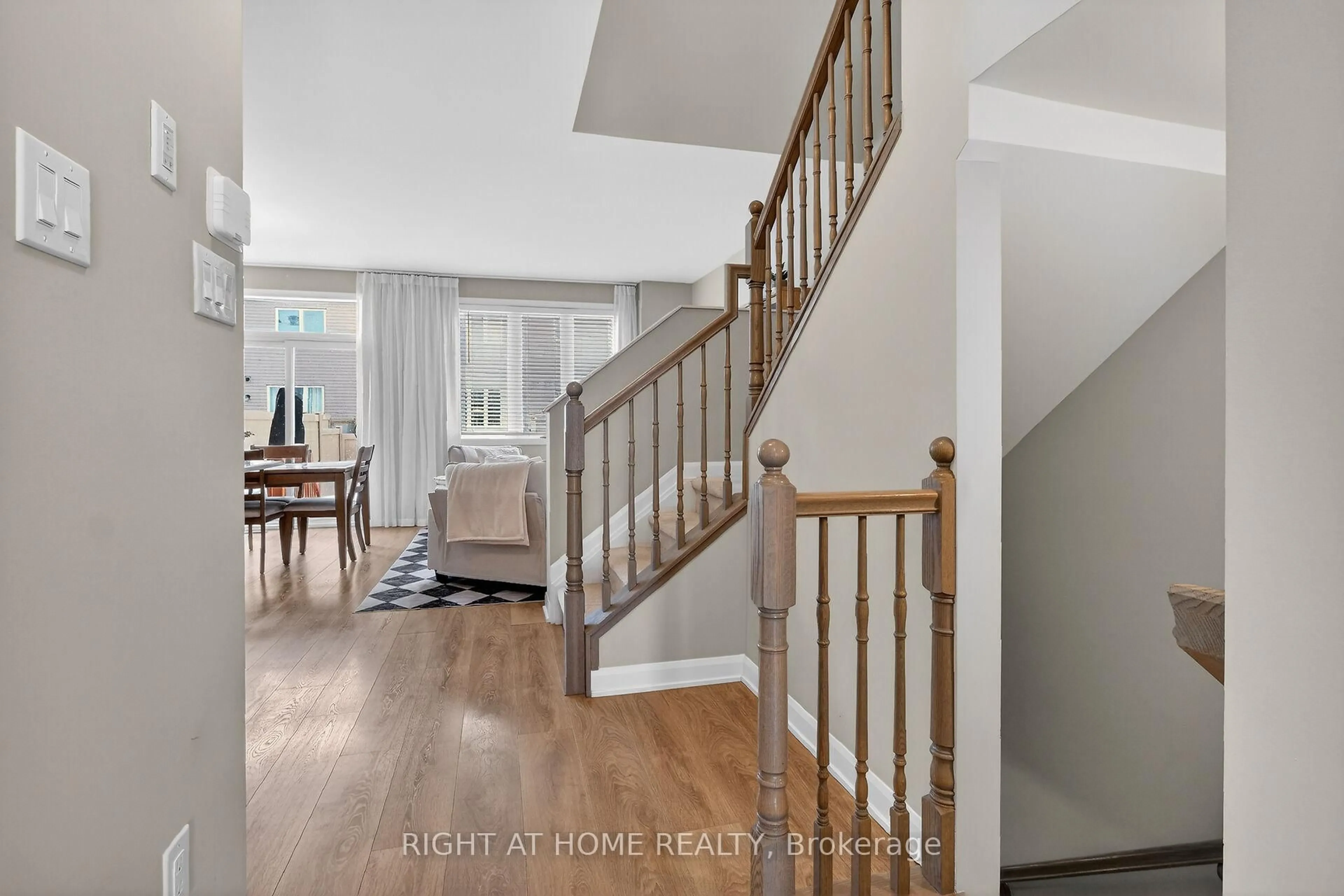 Indoor entryway for 577 Decoeur Dr, Ottawa Ontario K4A 5G6