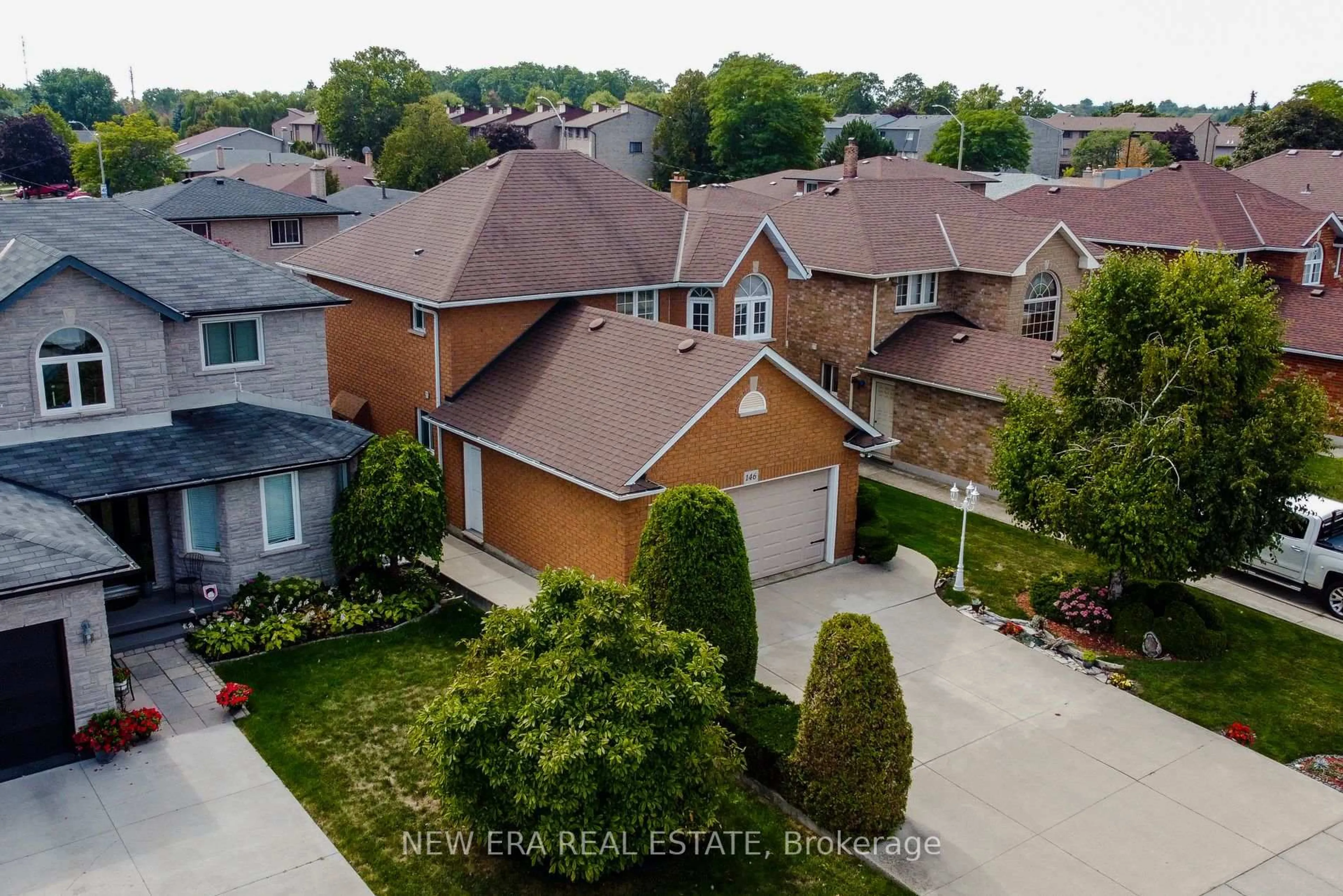 A pic from outside/outdoor area/front of a property/back of a property/a pic from drone, street for 146 Locheed Dr, Hamilton Ontario L8T 4Z7