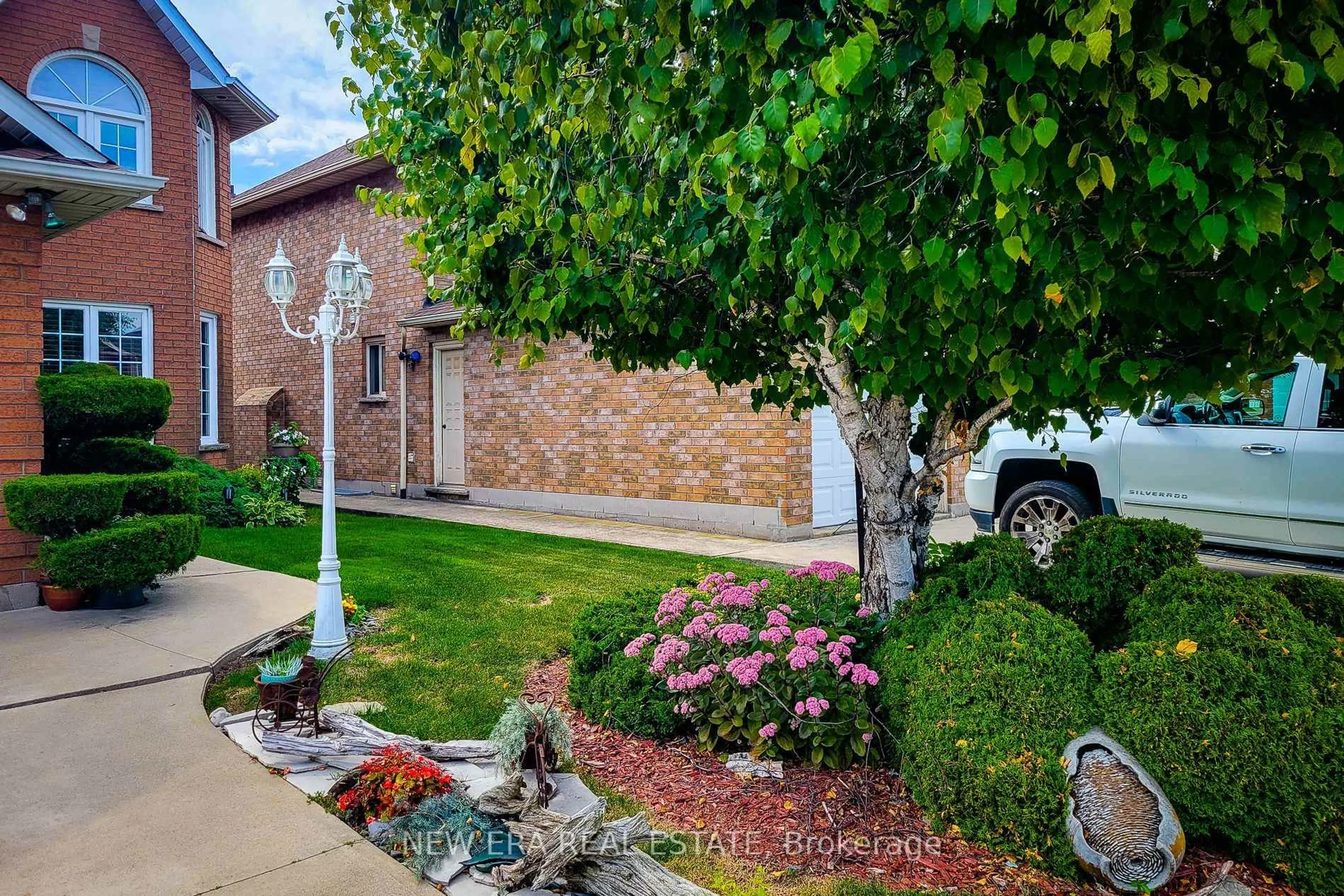 Patio, street for 146 Locheed Dr, Hamilton Ontario L8T 4Z7