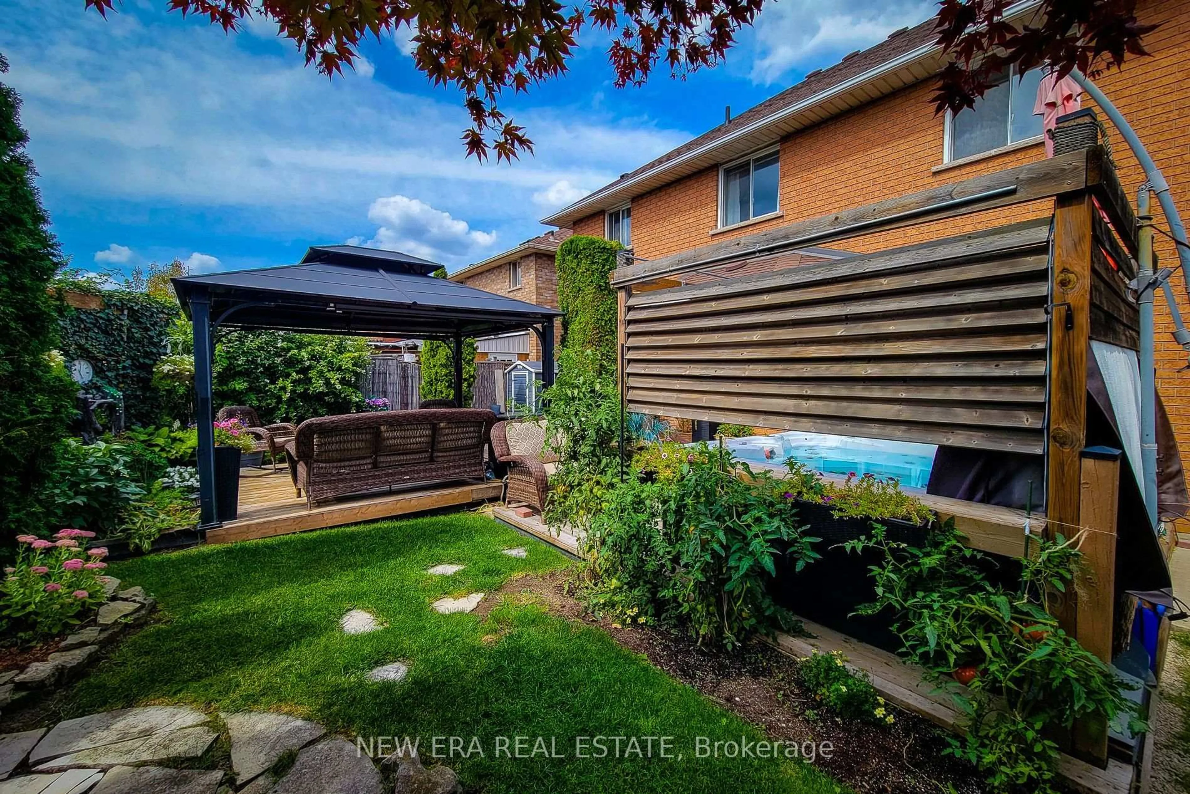 Patio, street for 146 Locheed Dr, Hamilton Ontario L8T 4Z7