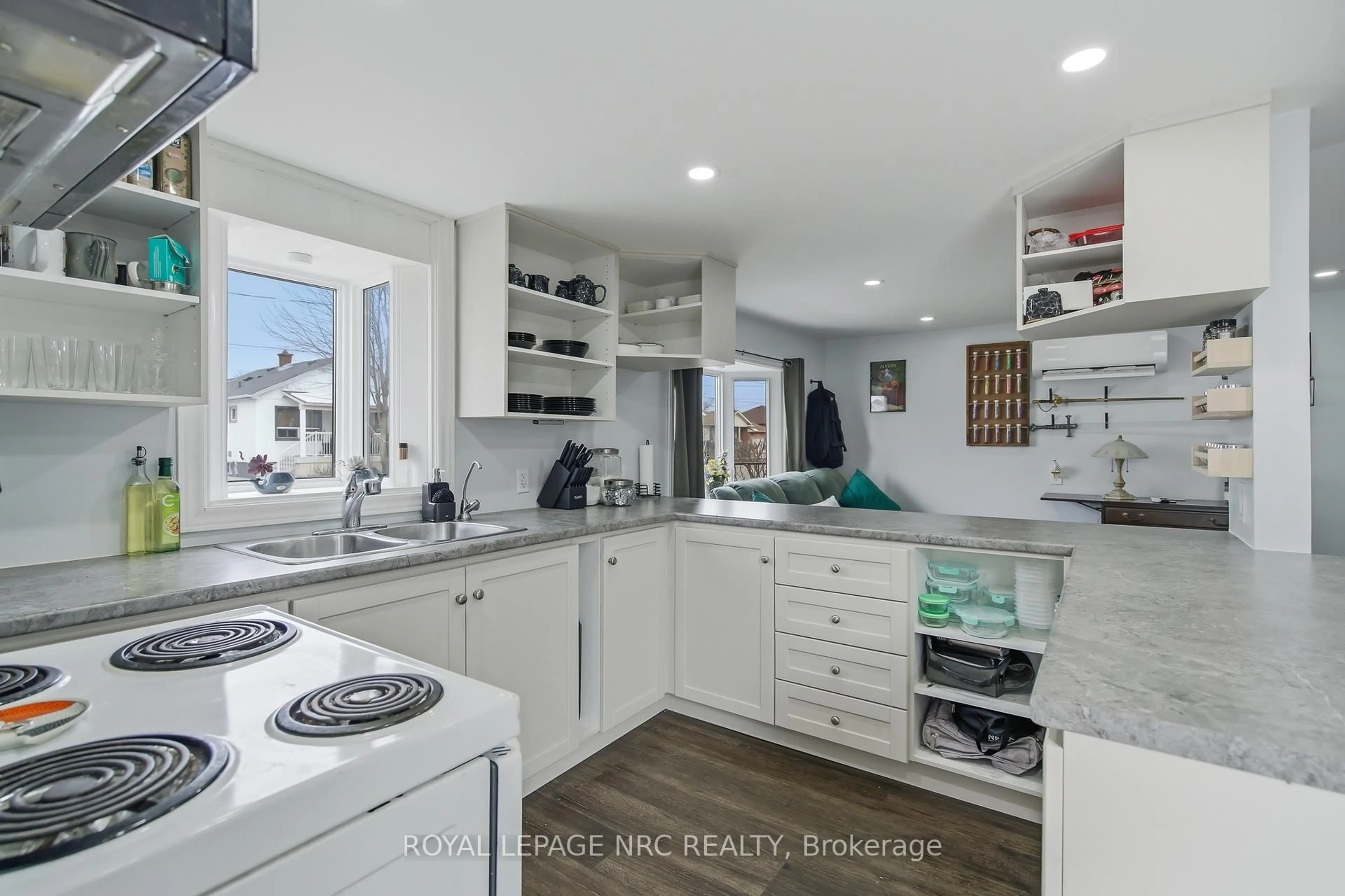 Open concept kitchen, ceramic/tile floor for 507 HARRIET St, Welland Ontario L3B 2H9