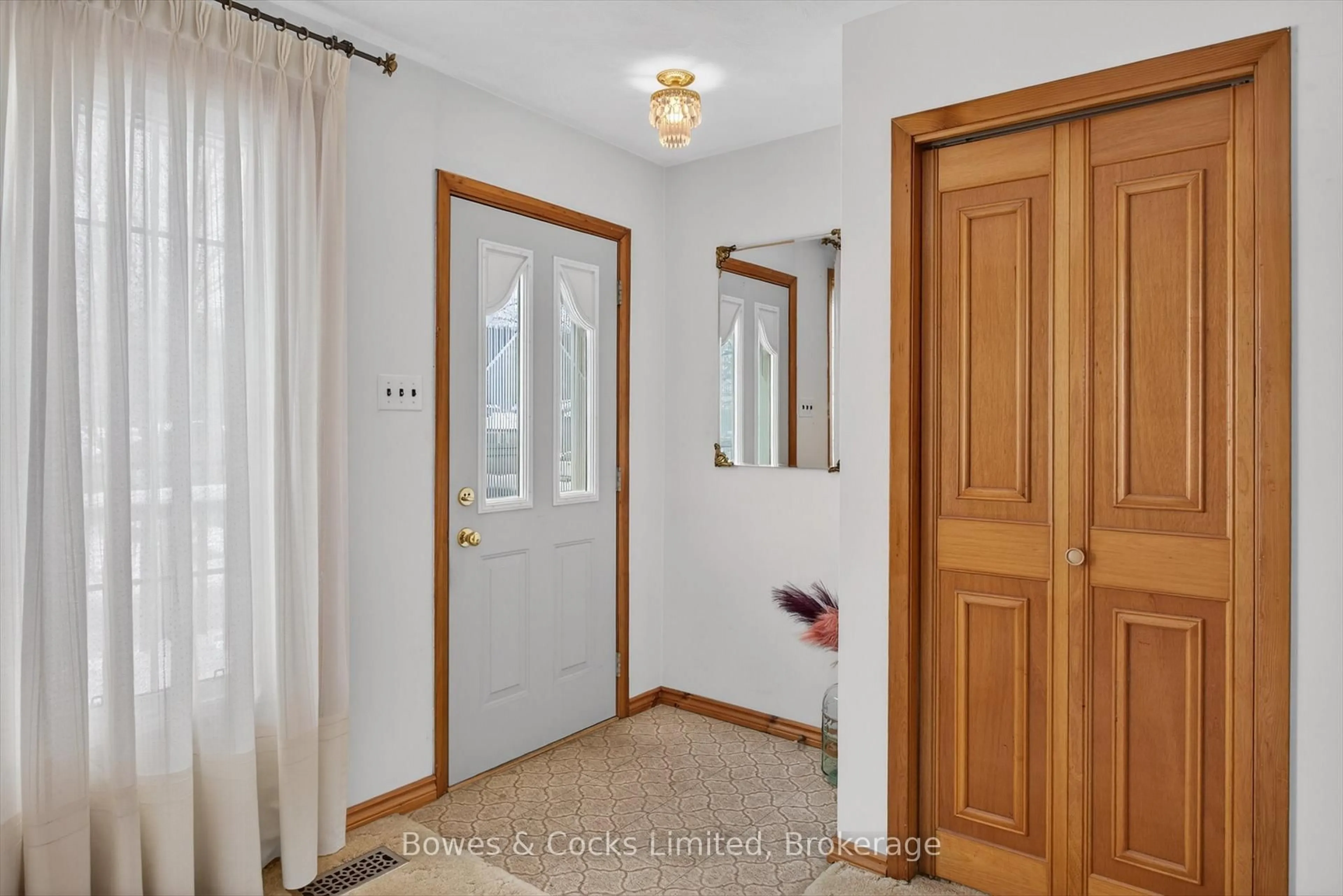 Indoor entryway for 716 Otonabee Dr, Peterborough Ontario K9J 7P9