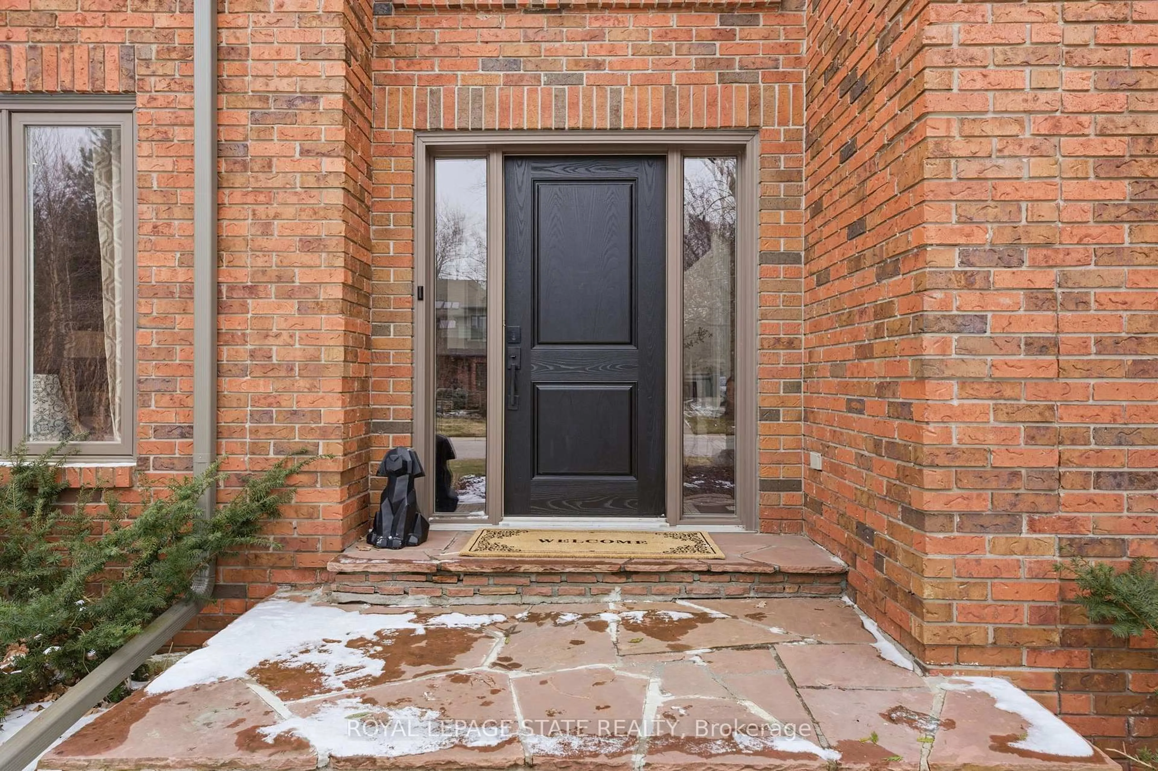 Indoor entryway for 28 DEERVIEW Ave, Hamilton Ontario L9G 4R8