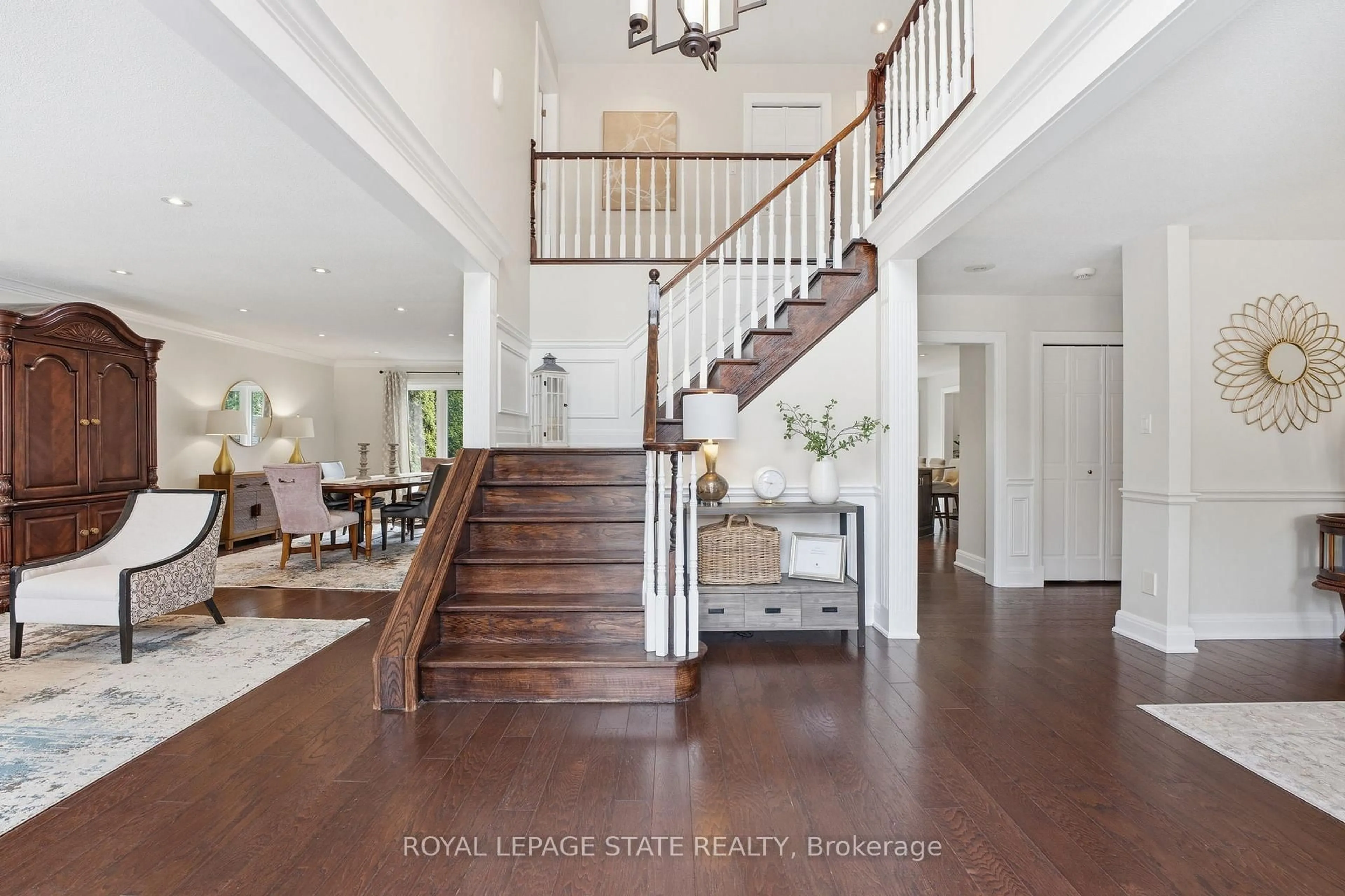 Indoor entryway for 28 DEERVIEW Ave, Hamilton Ontario L9G 4R8