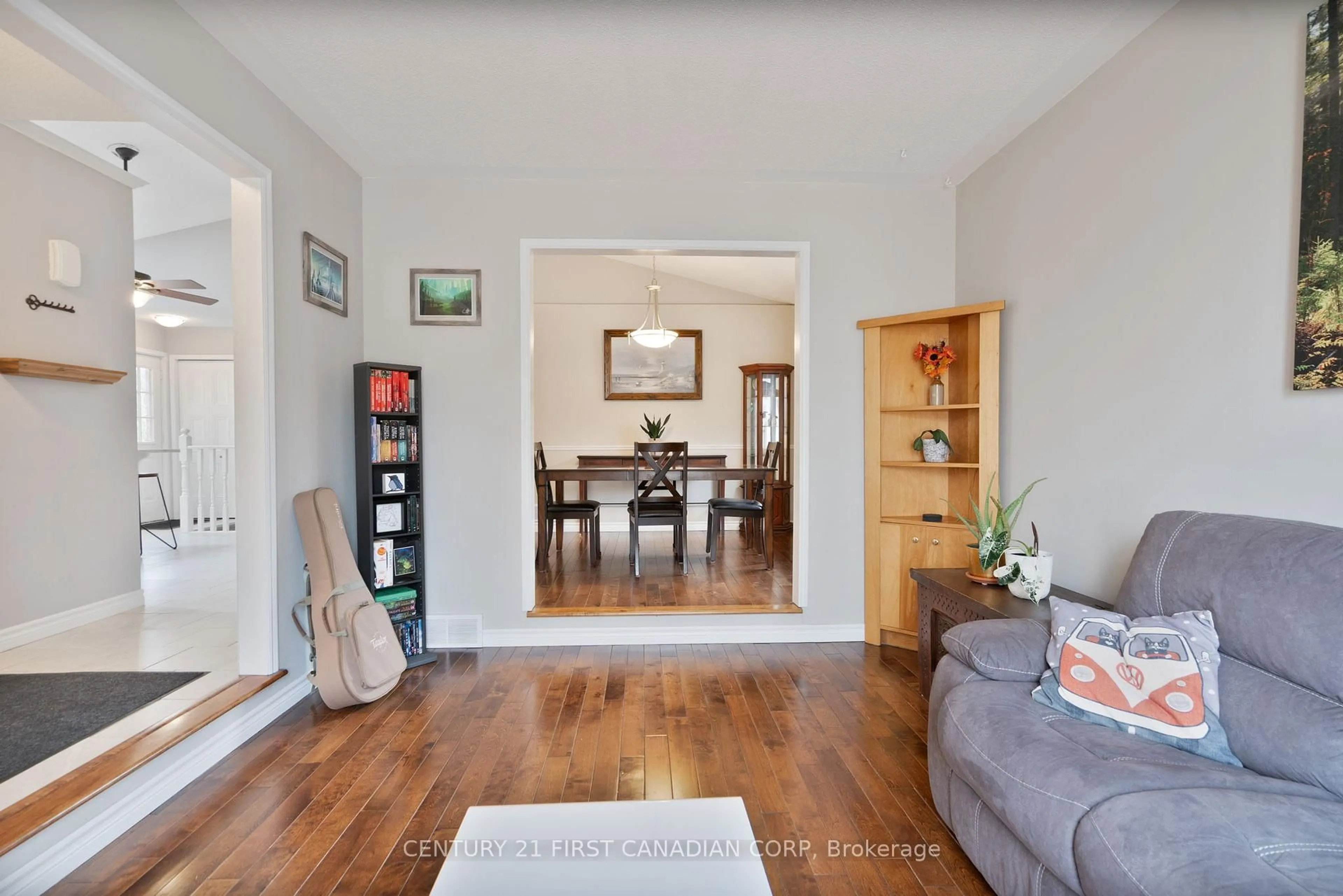 Living room with furniture, wood/laminate floor for 15 Toronado Pl, London East Ontario N5V 3V4