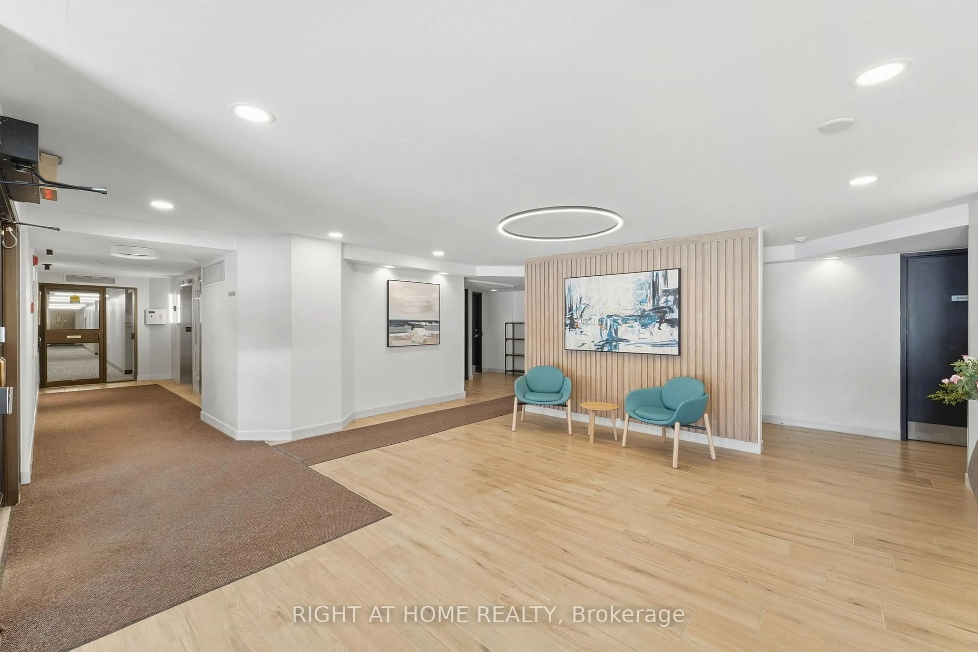 Indoor foyer for 225 Alvin Rd #309, Ottawa Ontario K1K 4H6