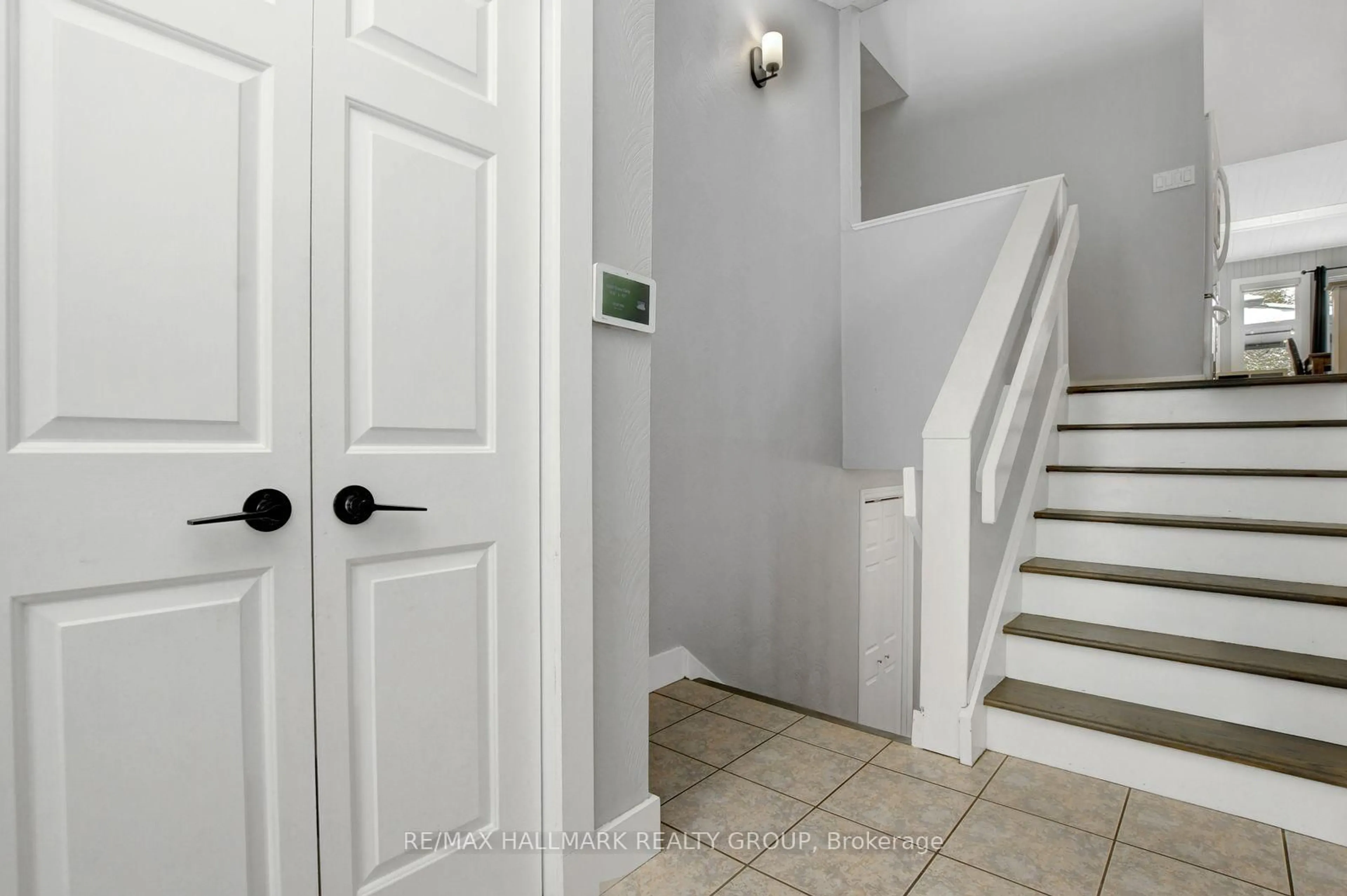 Indoor entryway for 131 Delaney Dr, Carp Ontario K0A 1L0