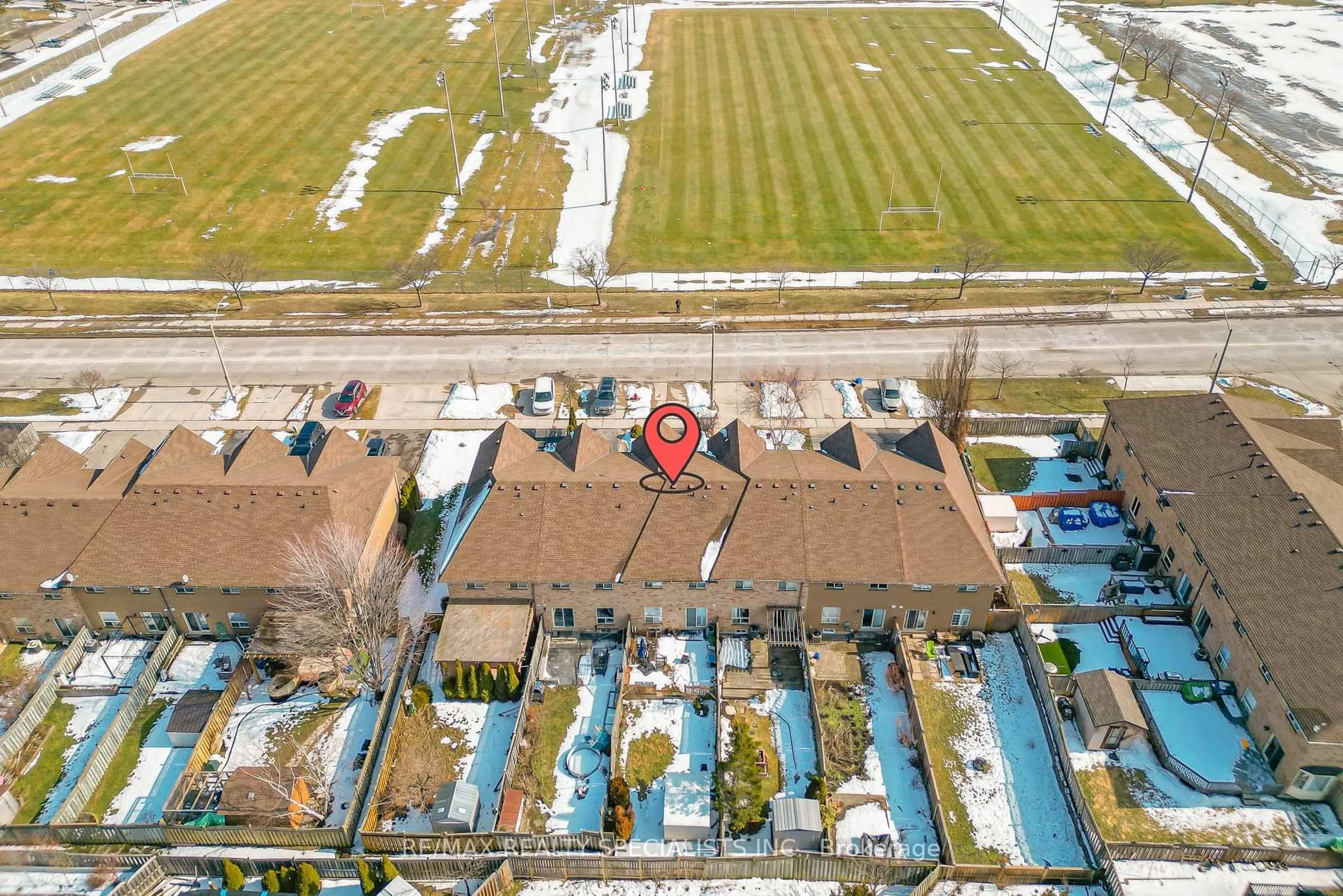 A pic from outside/outdoor area/front of a property/back of a property/a pic from drone, unknown for 842 Upper Kenilworth Ave, Hamilton Ontario L8T 5A6