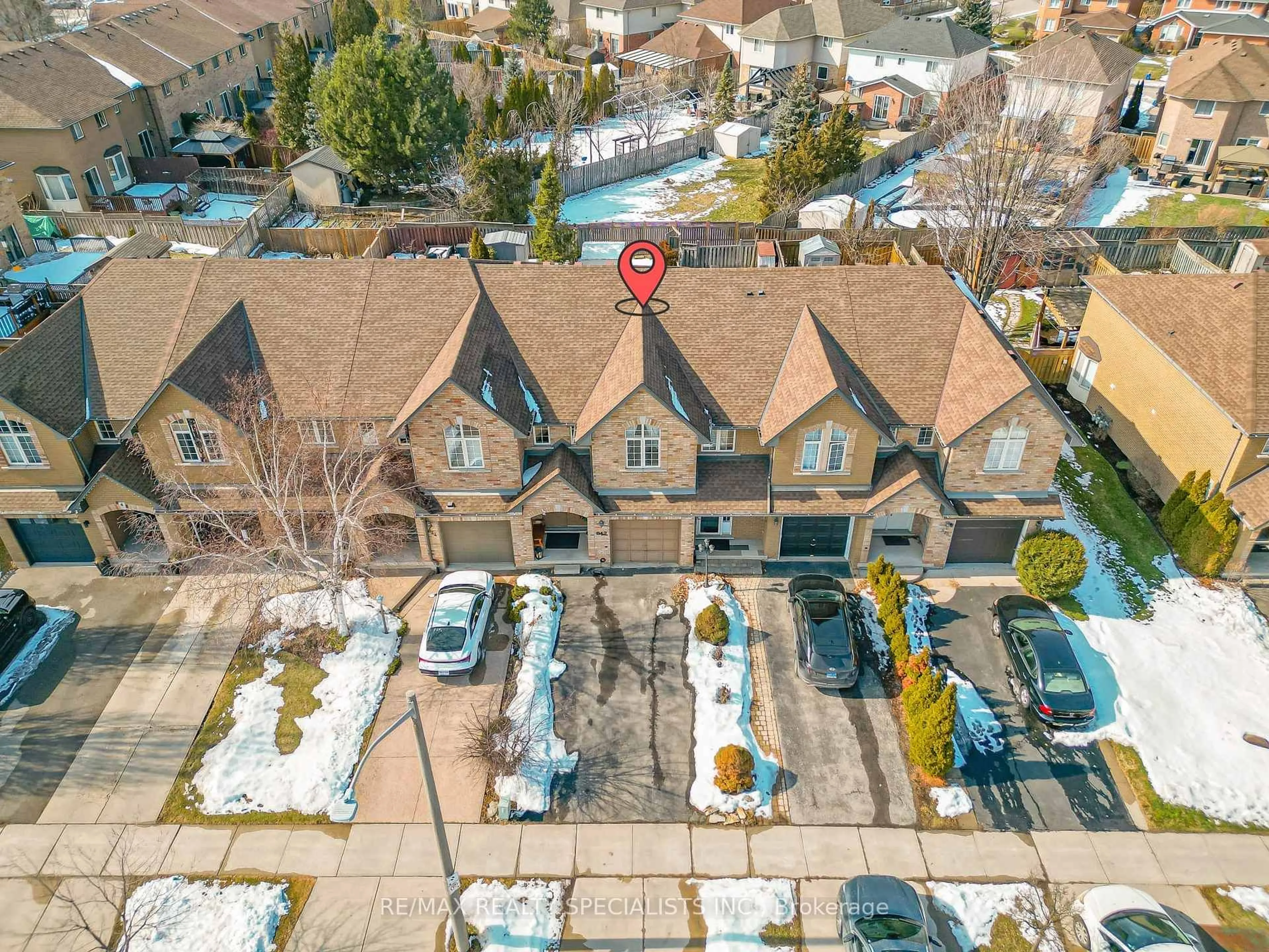 A pic from outside/outdoor area/front of a property/back of a property/a pic from drone, street for 842 Upper Kenilworth Ave, Hamilton Ontario L8T 5A6