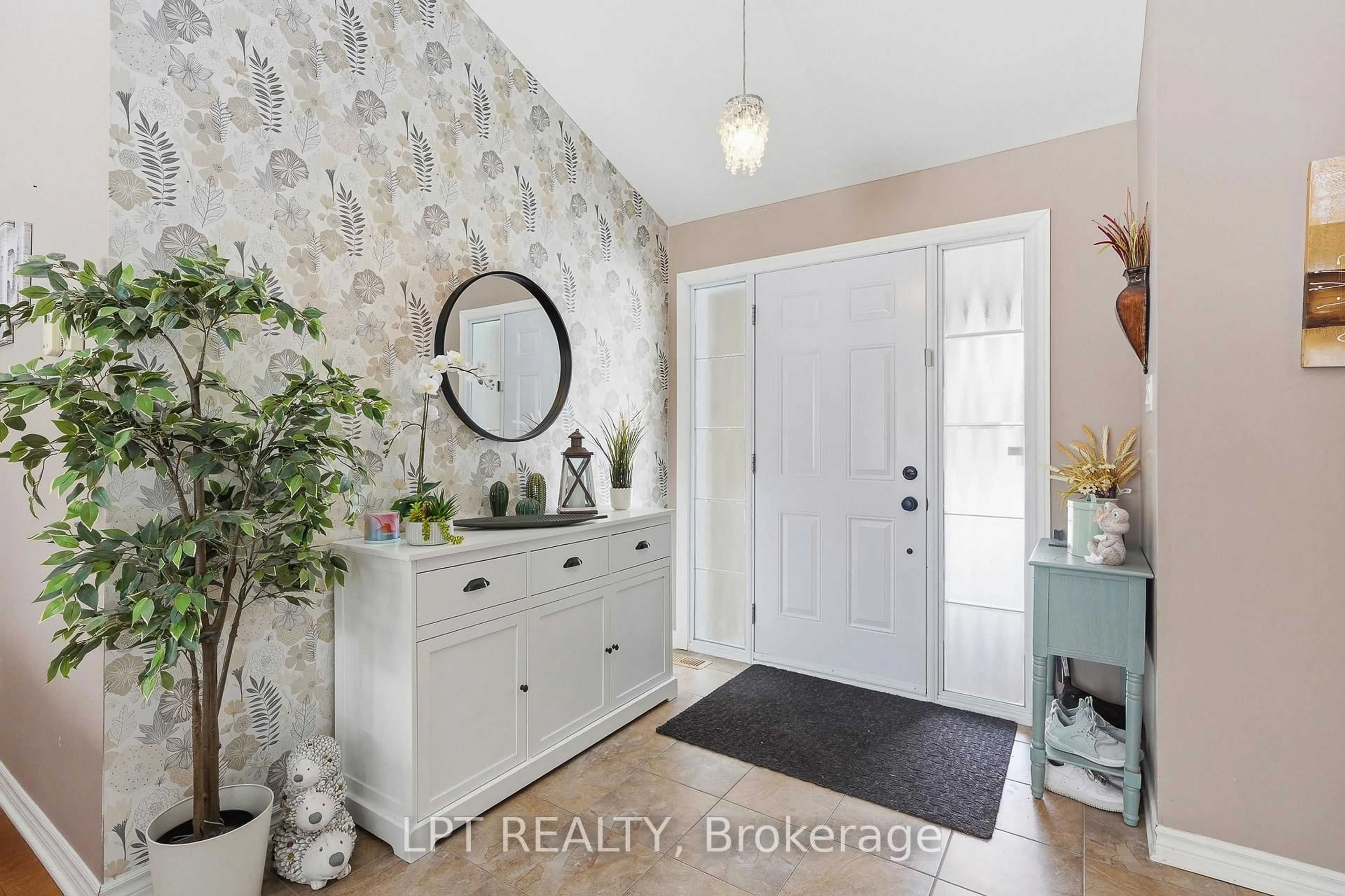 Indoor entryway for 132 Moise-Gendron St, Clarence-Rockland Ontario K0A 1E0
