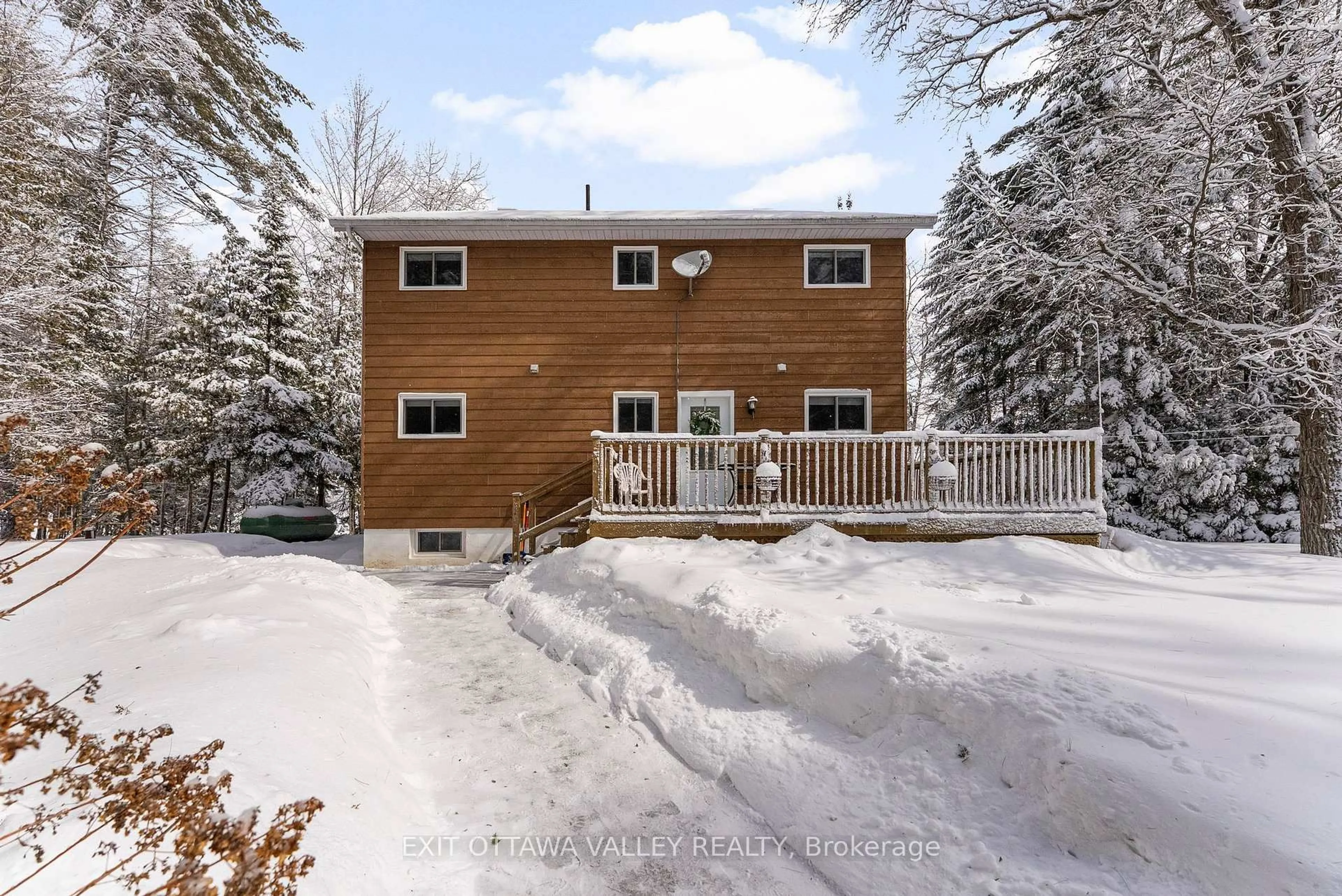 A pic from outside/outdoor area/front of a property/back of a property/a pic from drone, unknown for 164 Coulonge Lake Tr, Westmeath Ontario K0J 2L0