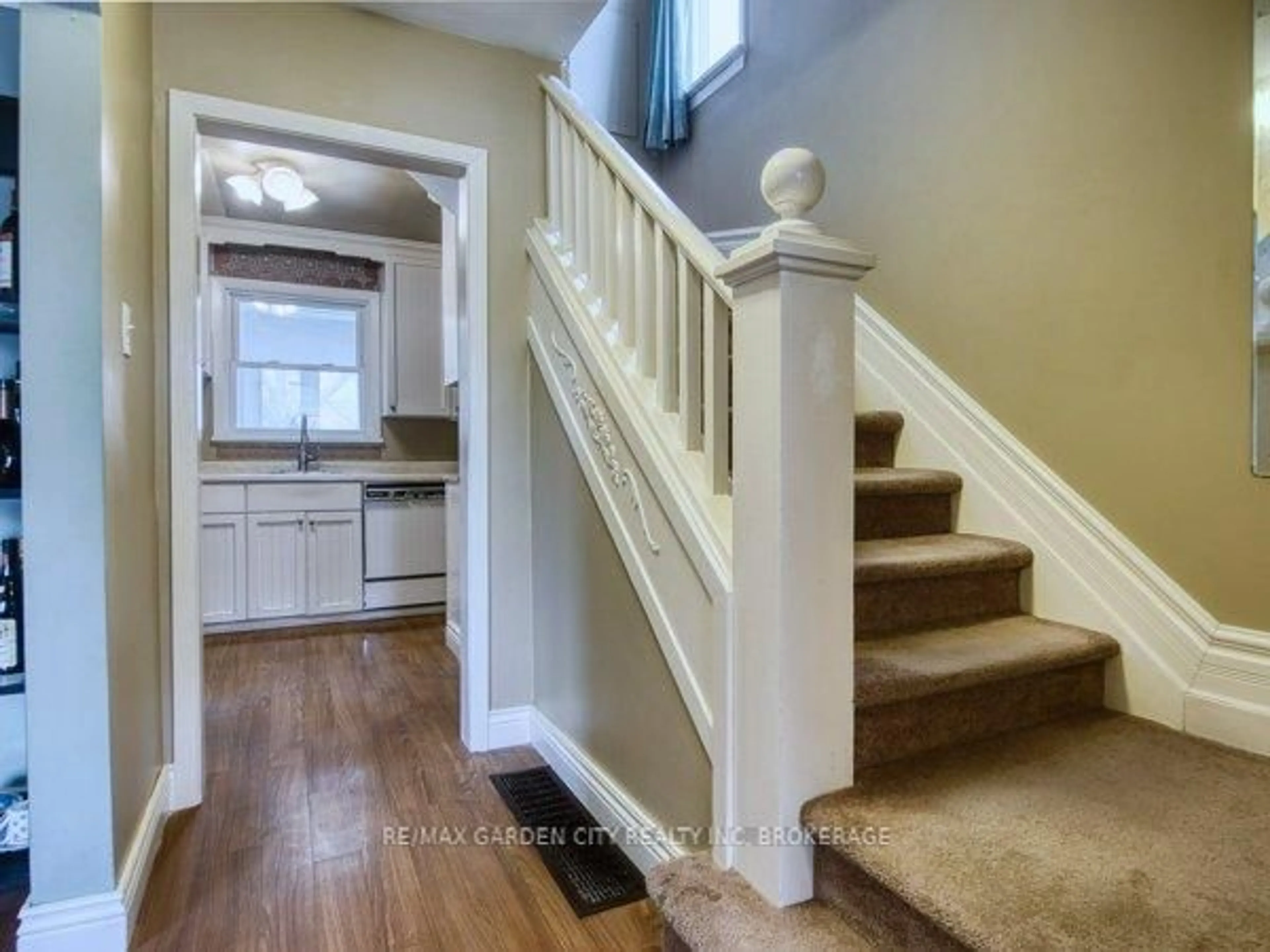 Stairs for 6159 Toby Cres, Niagara Falls Ontario L2G 2S8