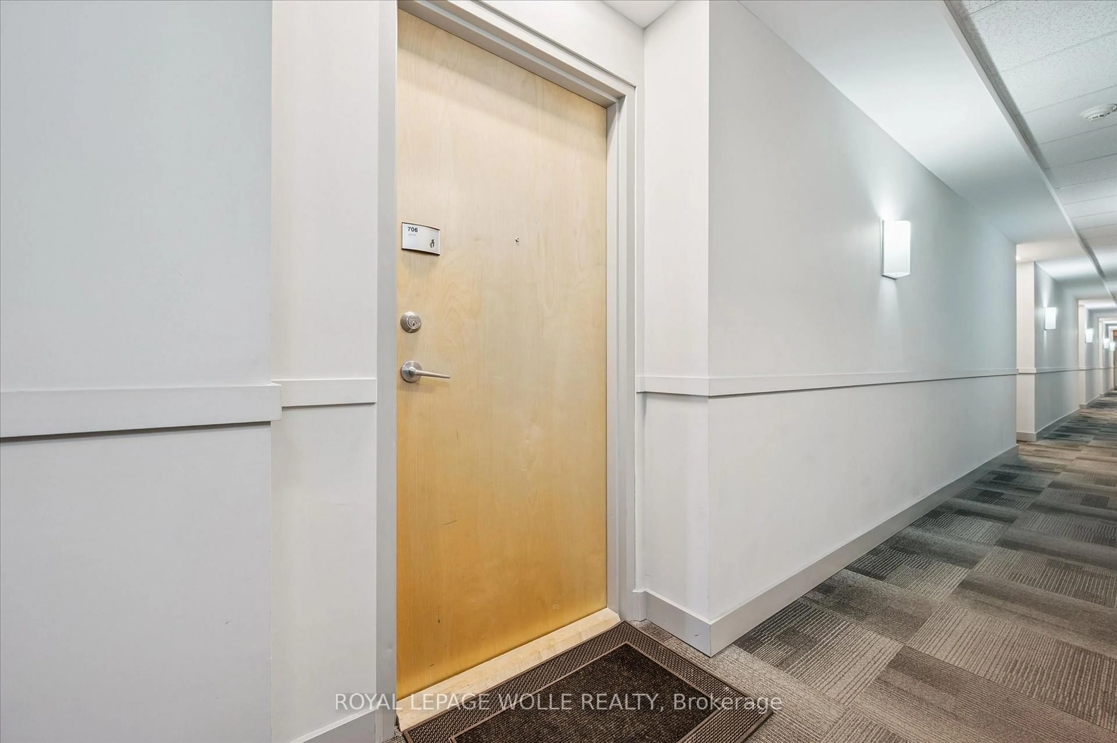 Indoor entryway for 1 Victoria St #706, Waterloo Ontario N2G 1C2