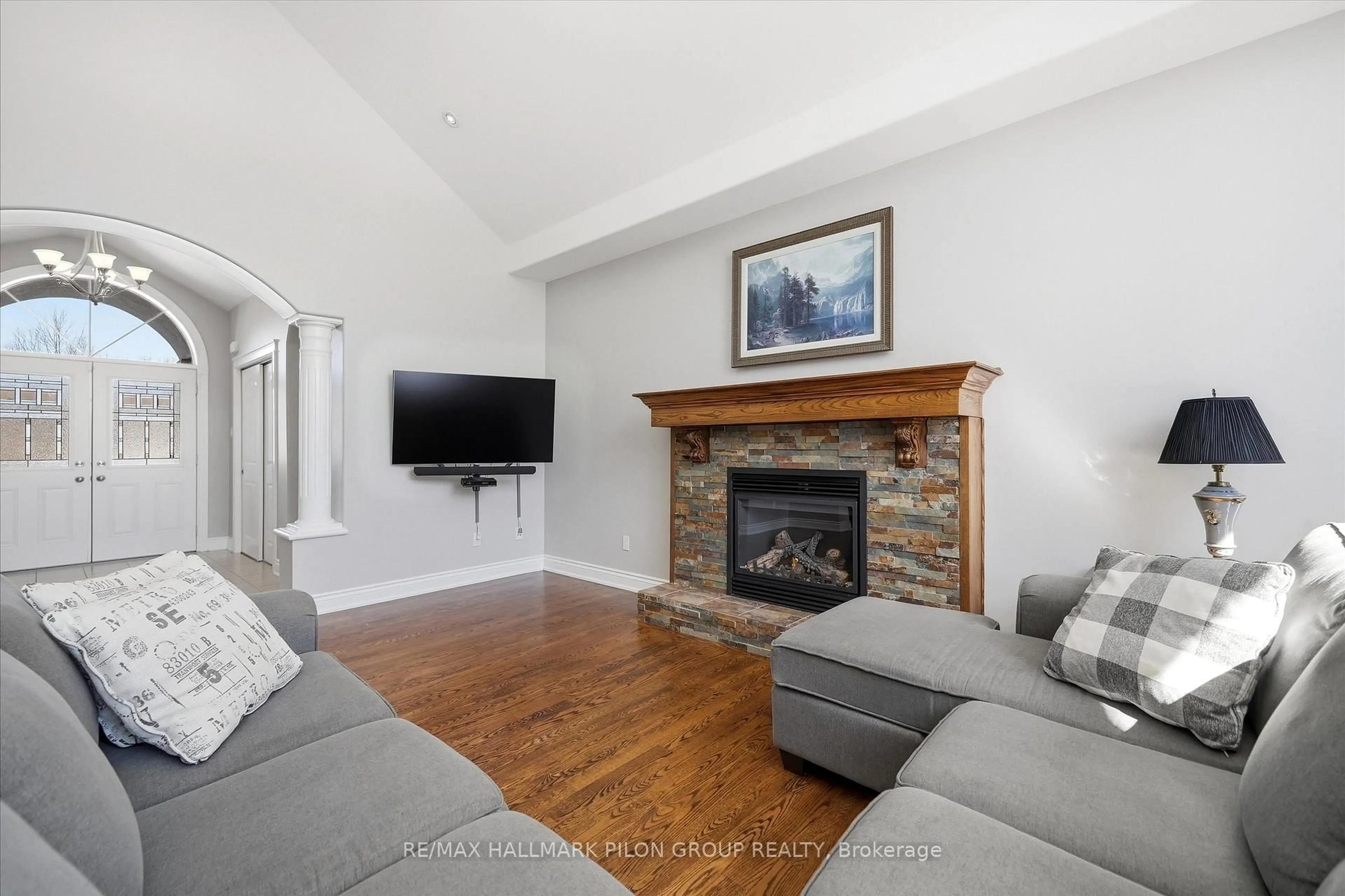 Living room with furniture, unknown for 6692 Pebble Trail Way, Ottawa Ontario K4P 0B7