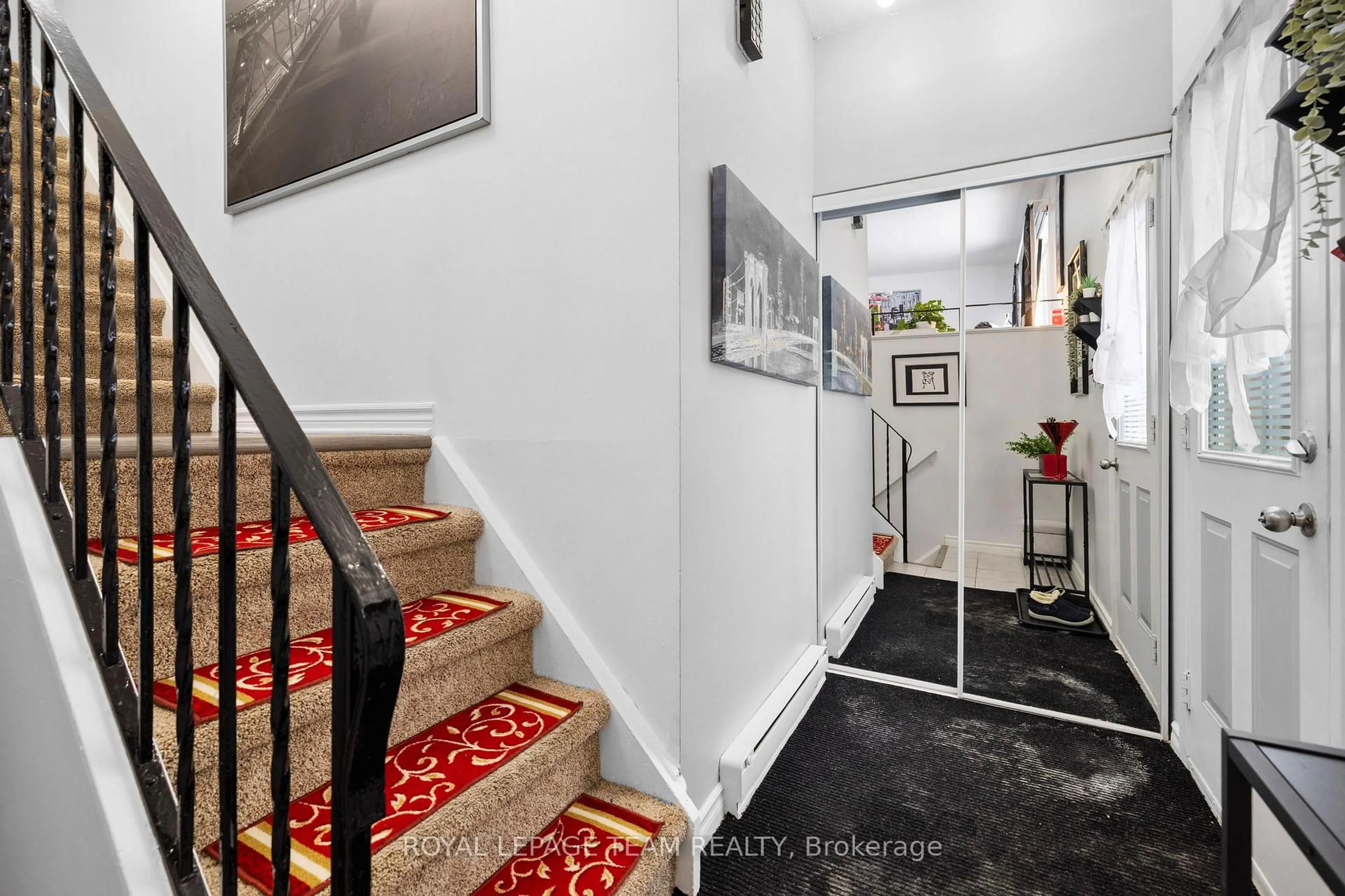 Indoor entryway for 41 Forester Cres #C, Ottawa Ontario K2H 8Y3