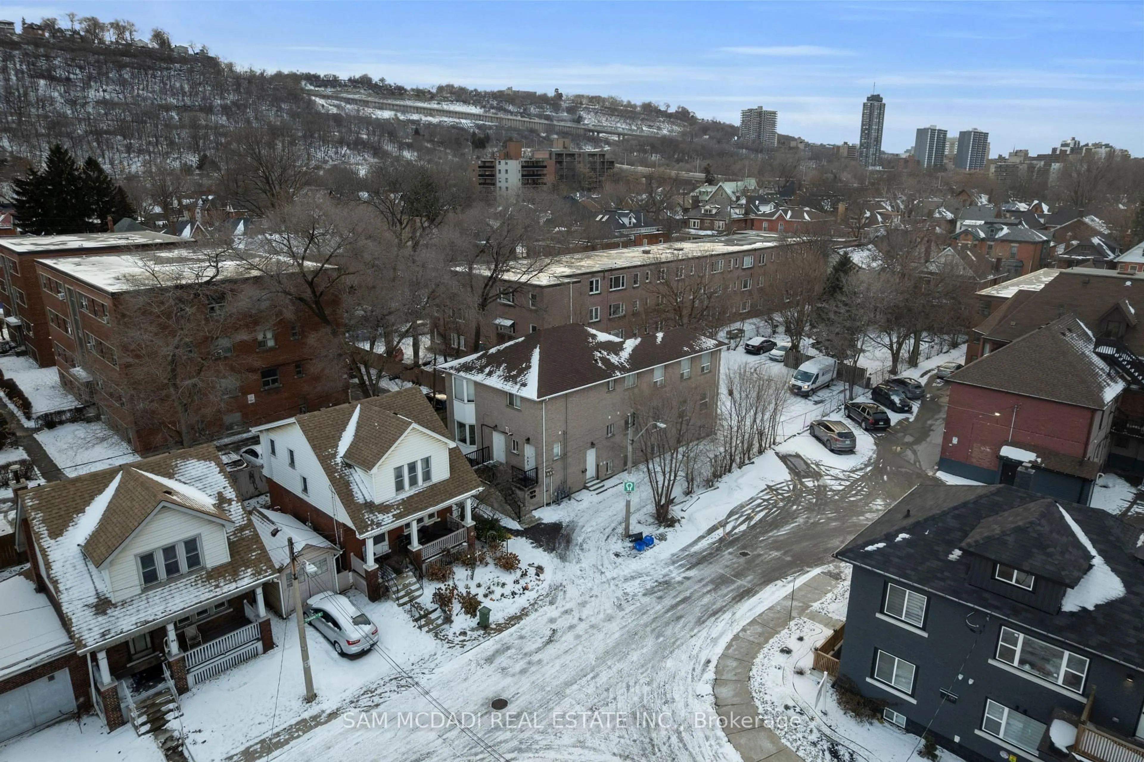 A pic from outside/outdoor area/front of a property/back of a property/a pic from drone, unknown for 90 Tisdale St, Hamilton Ontario L8N 2W2